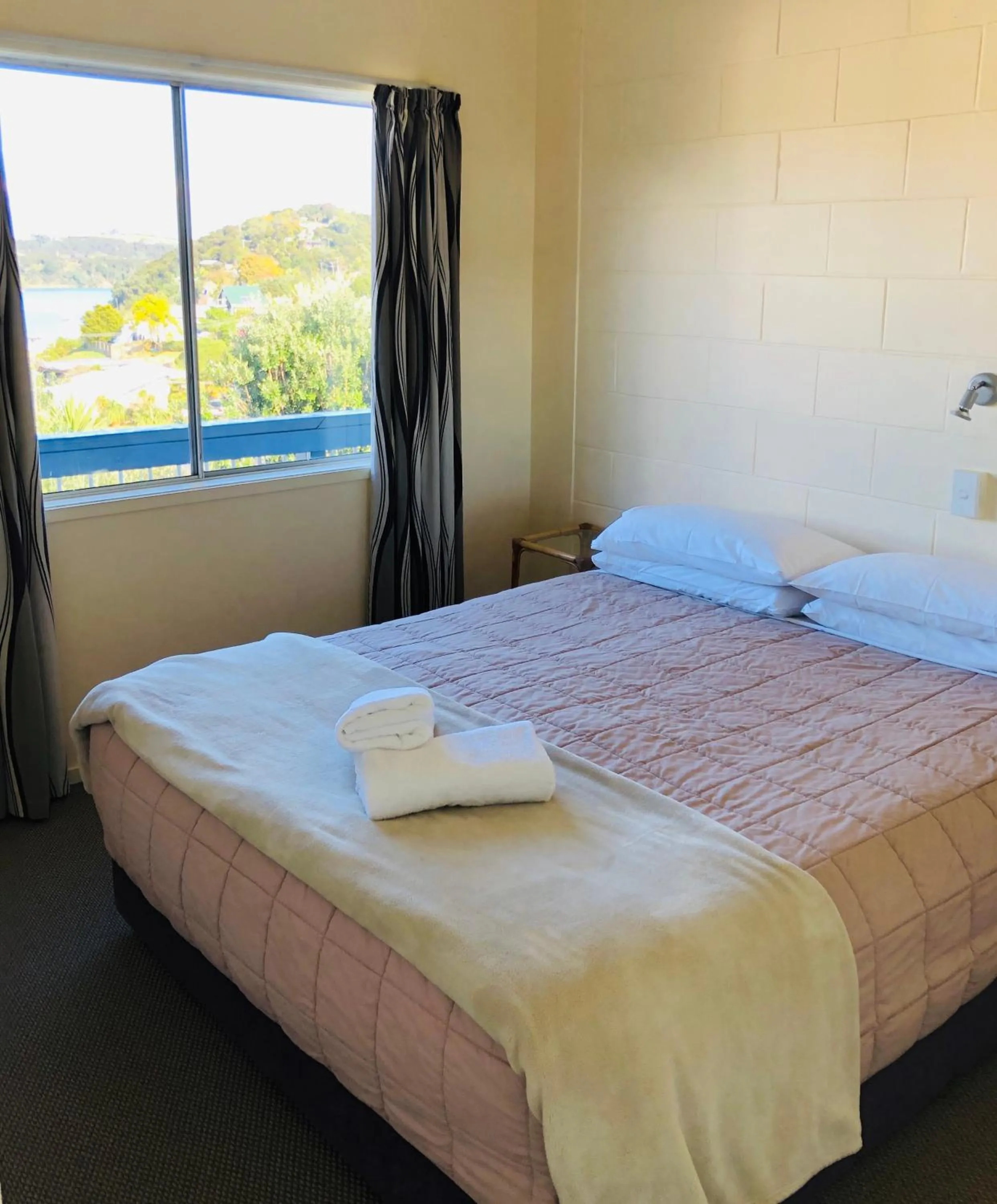 Bed in Waiheke Island Motel