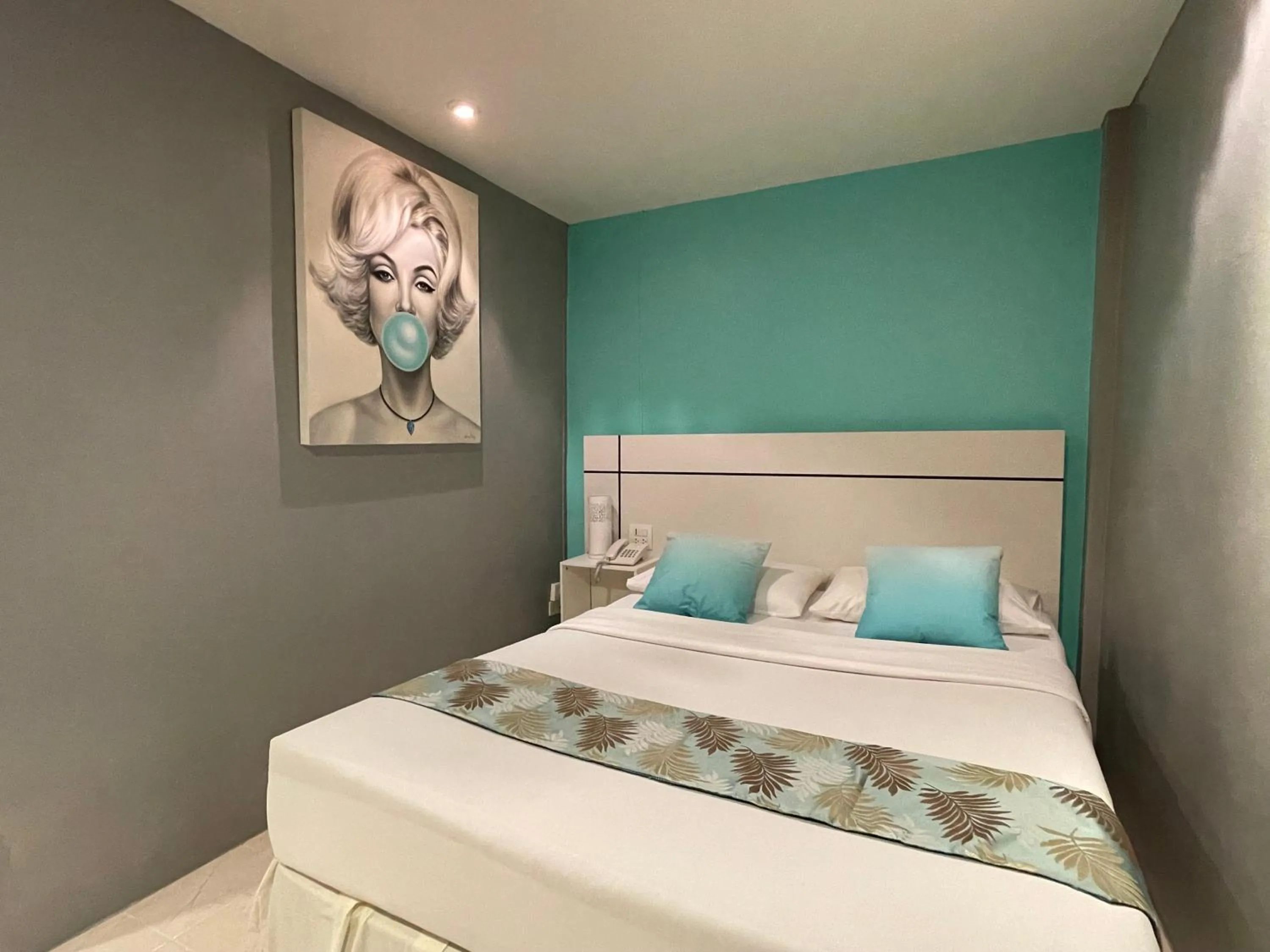 Bed in Summer Breeze Hotel