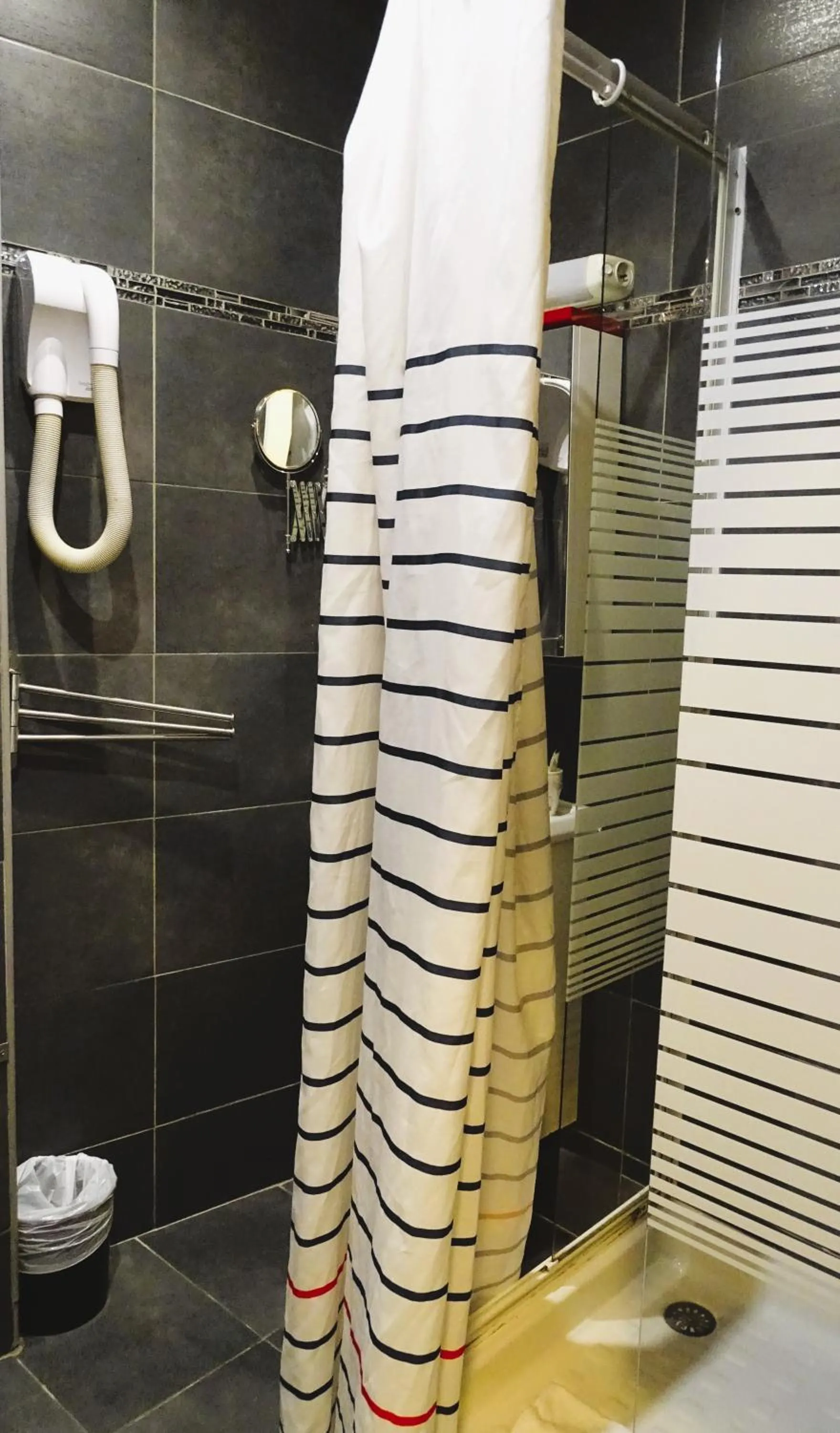 Shower in Hipotel Paris Voltaire Bastille