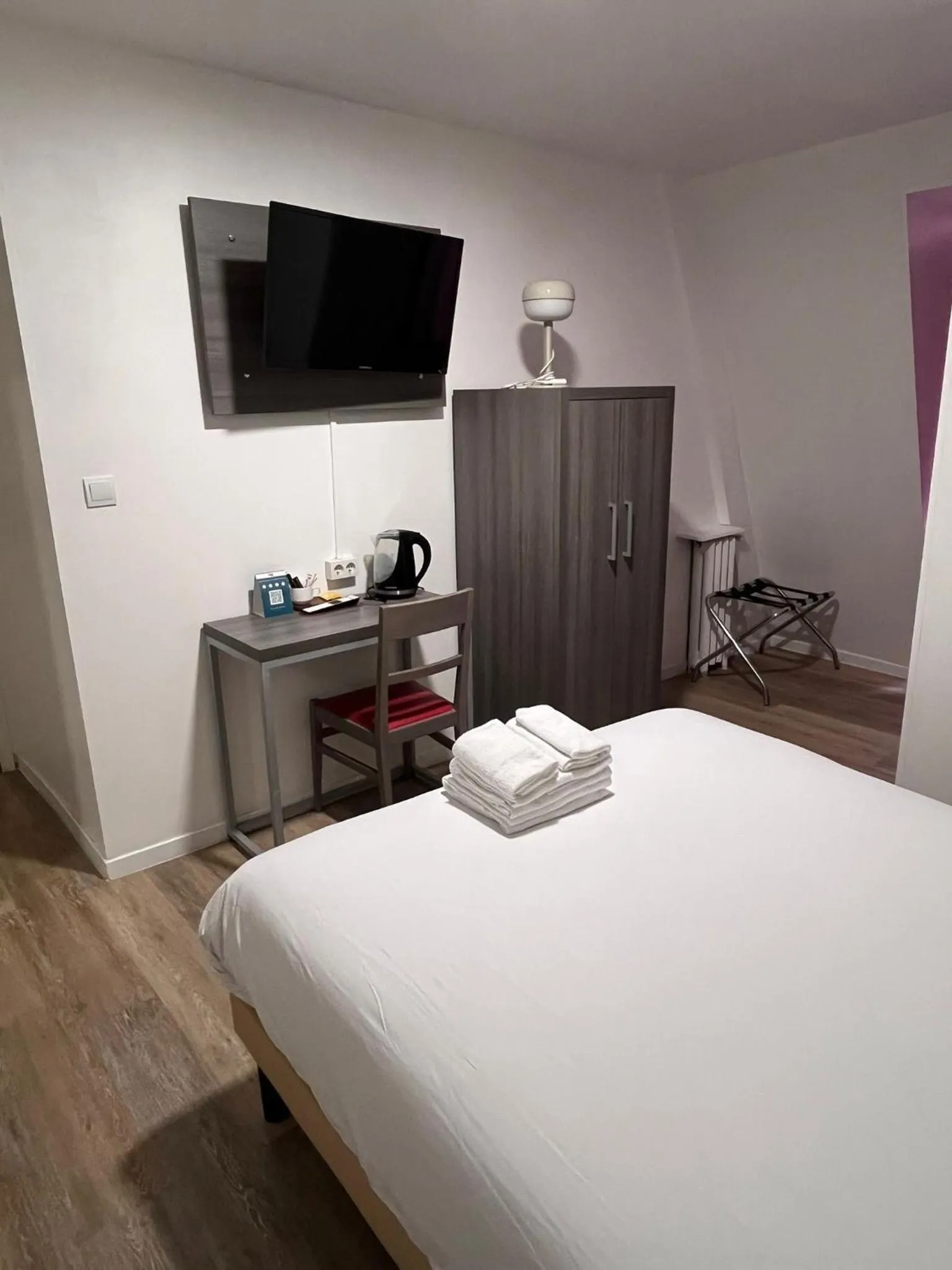 Bed in Hipotel Paris Voltaire Bastille