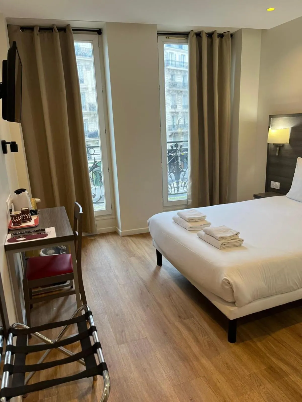 Bed in Hipotel Paris Voltaire Bastille