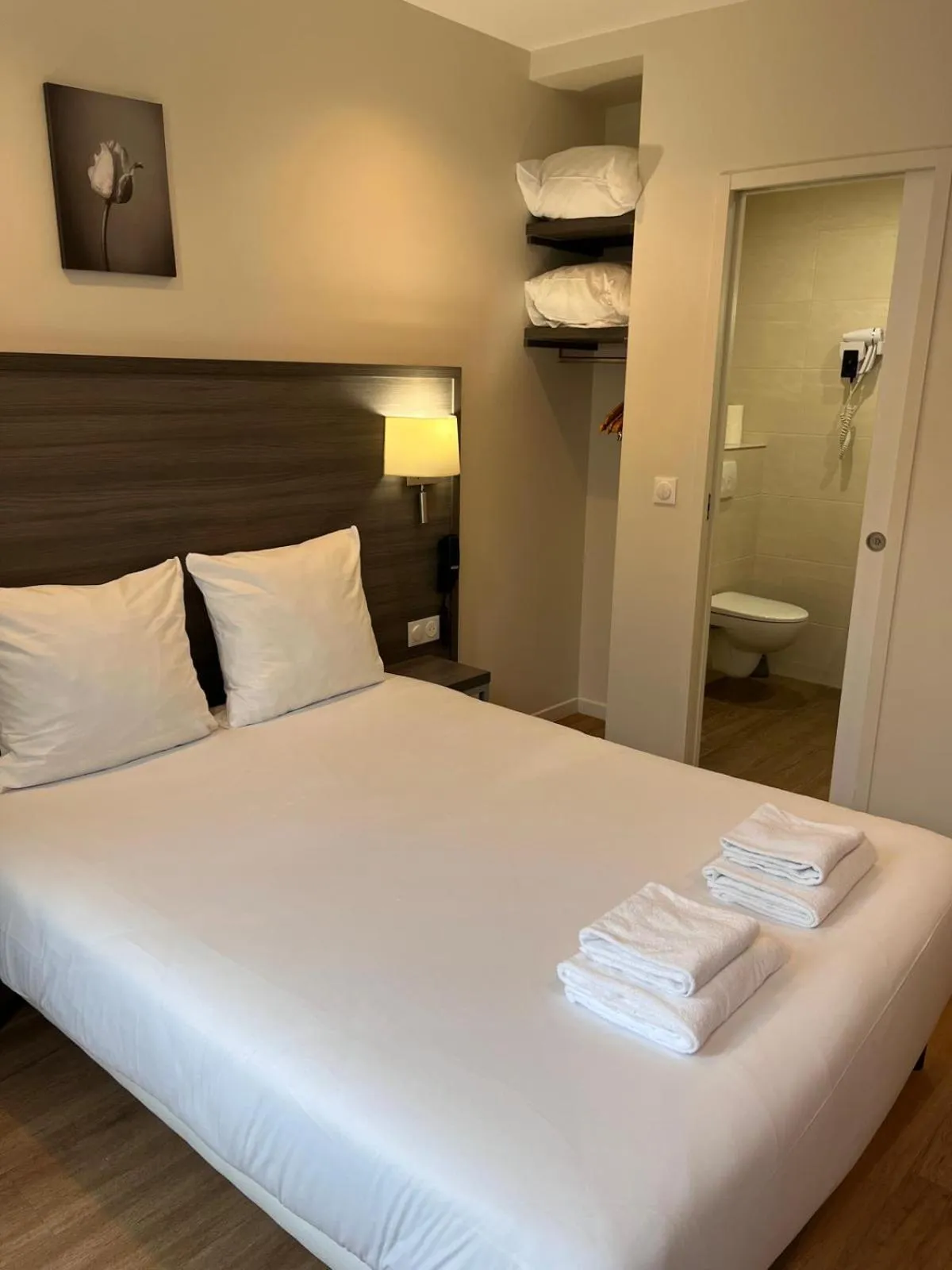 Toilet, Bed in Hipotel Paris Voltaire Bastille