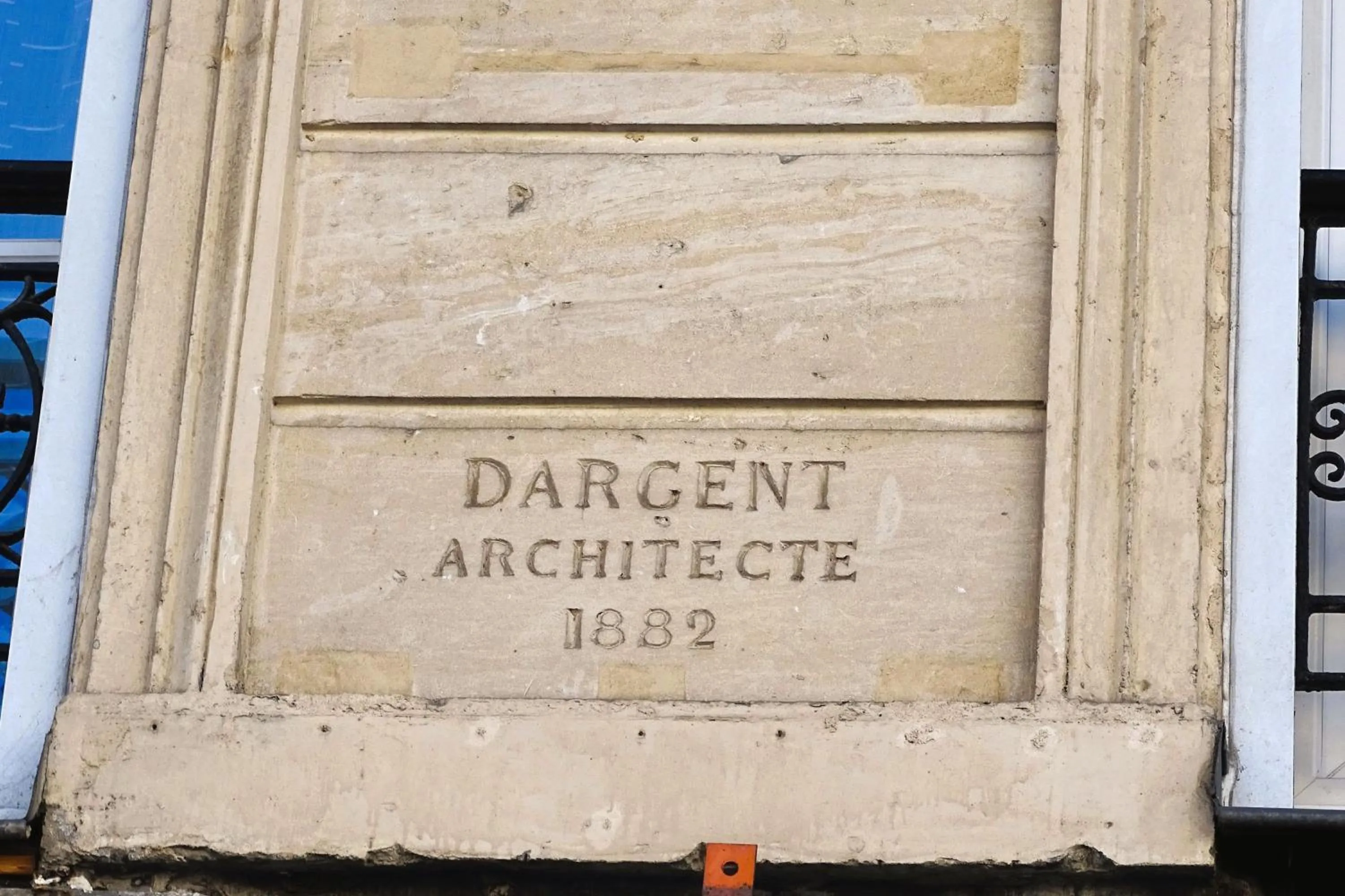 Logo/Certificate/Sign in Hipotel Paris Voltaire Bastille