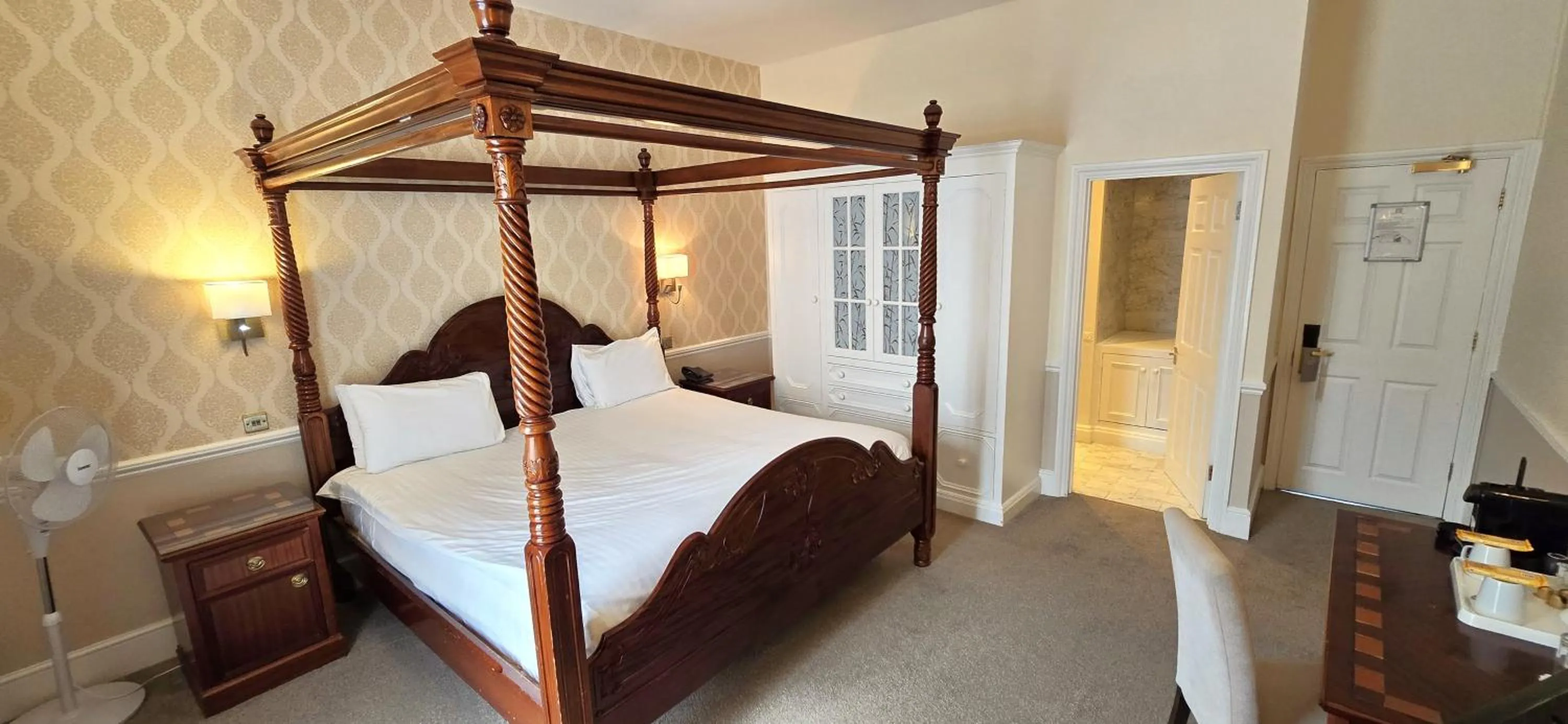 Photo of the whole room, Bed in Manor Of Groves Hotel, Golf & Health Club