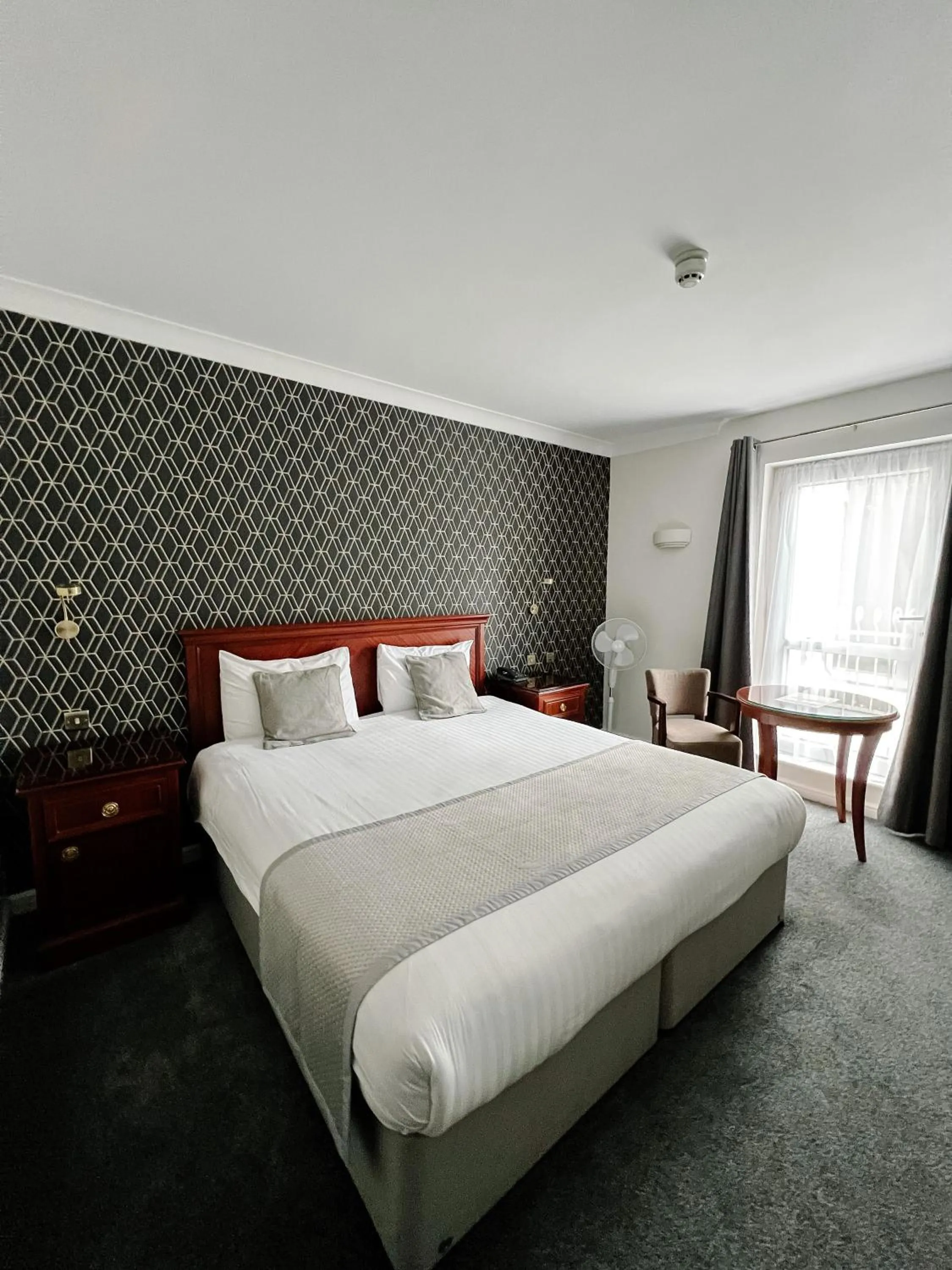 Bedroom, Bed in Manor Of Groves Hotel, Golf & Health Club