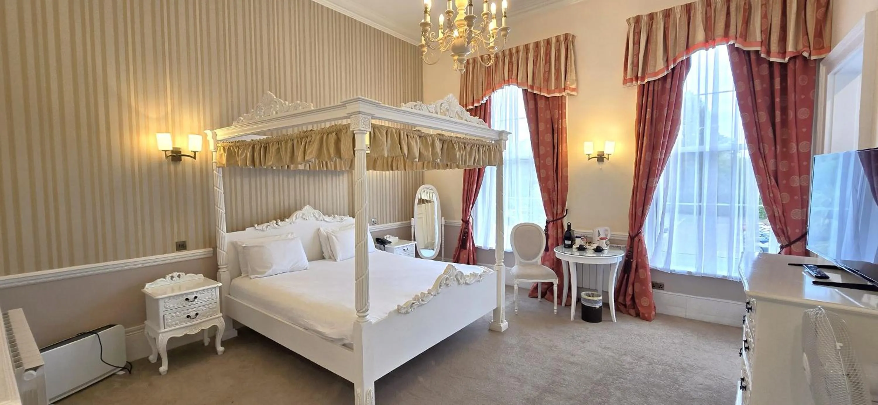 Photo of the whole room, Bed in Manor Of Groves Hotel, Golf & Health Club
