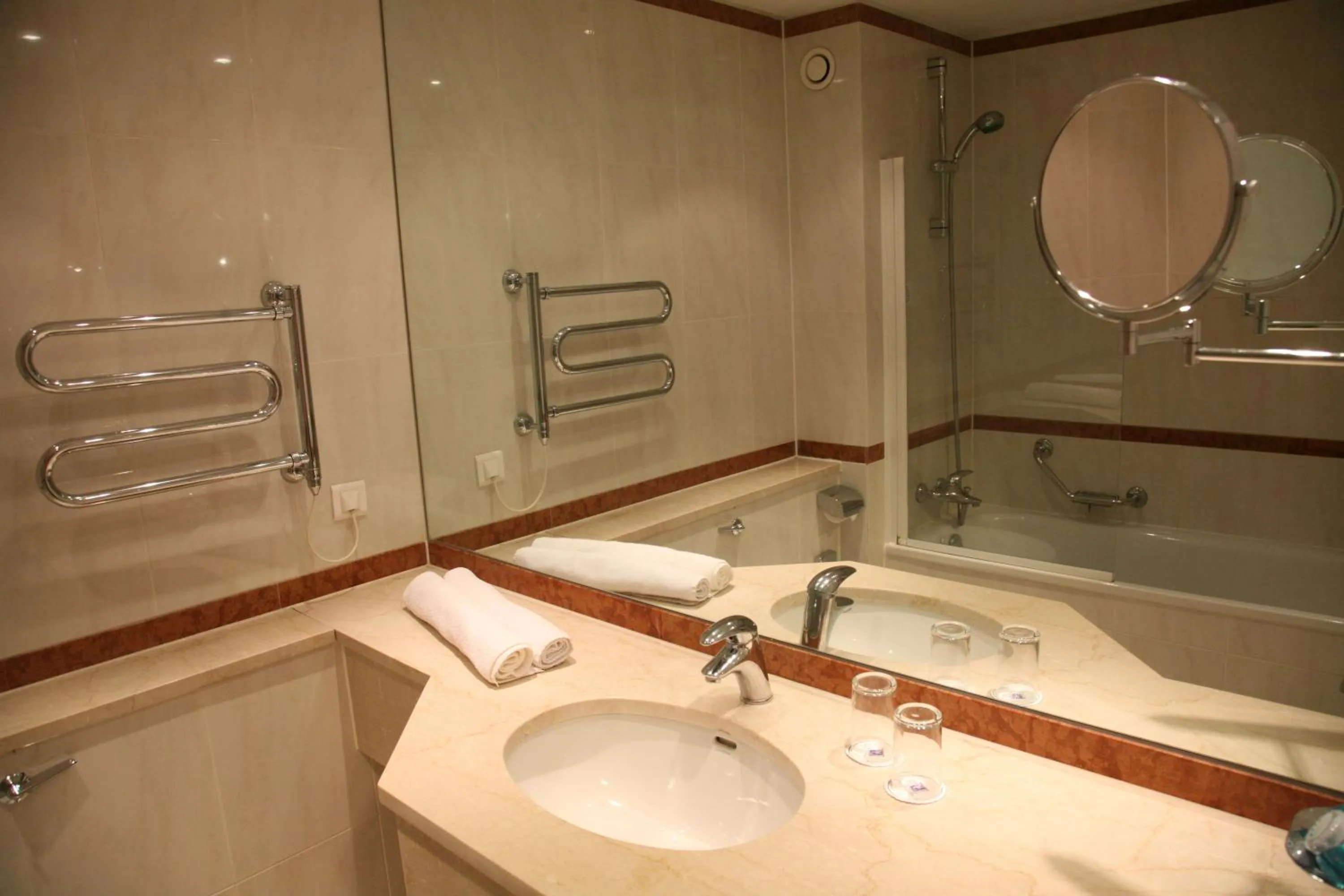Bathroom in Manor Of Groves Hotel, Golf & Health Club