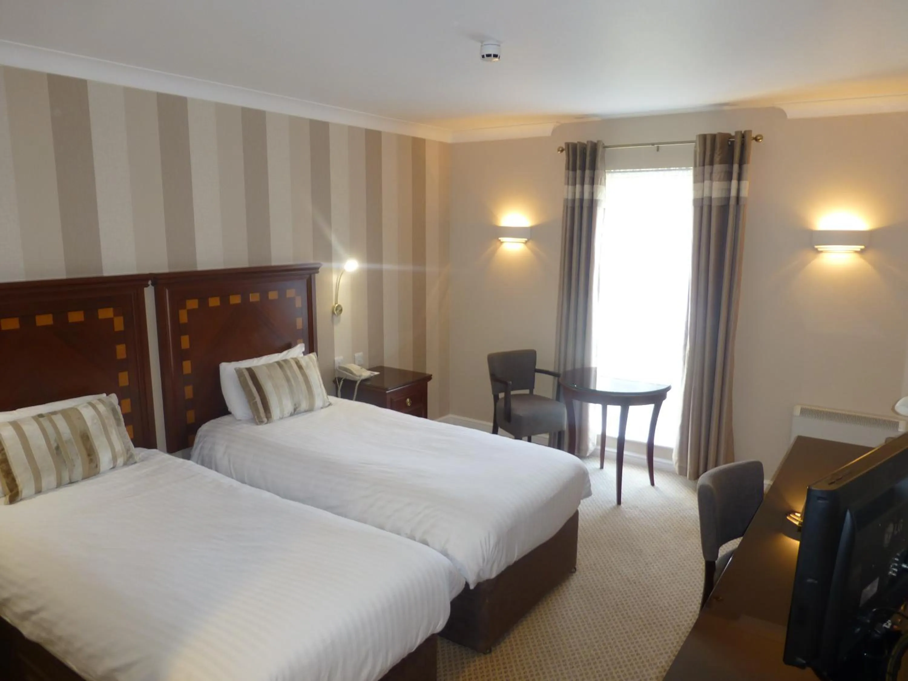 Photo of the whole room, Bed in Manor Of Groves Hotel, Golf & Health Club