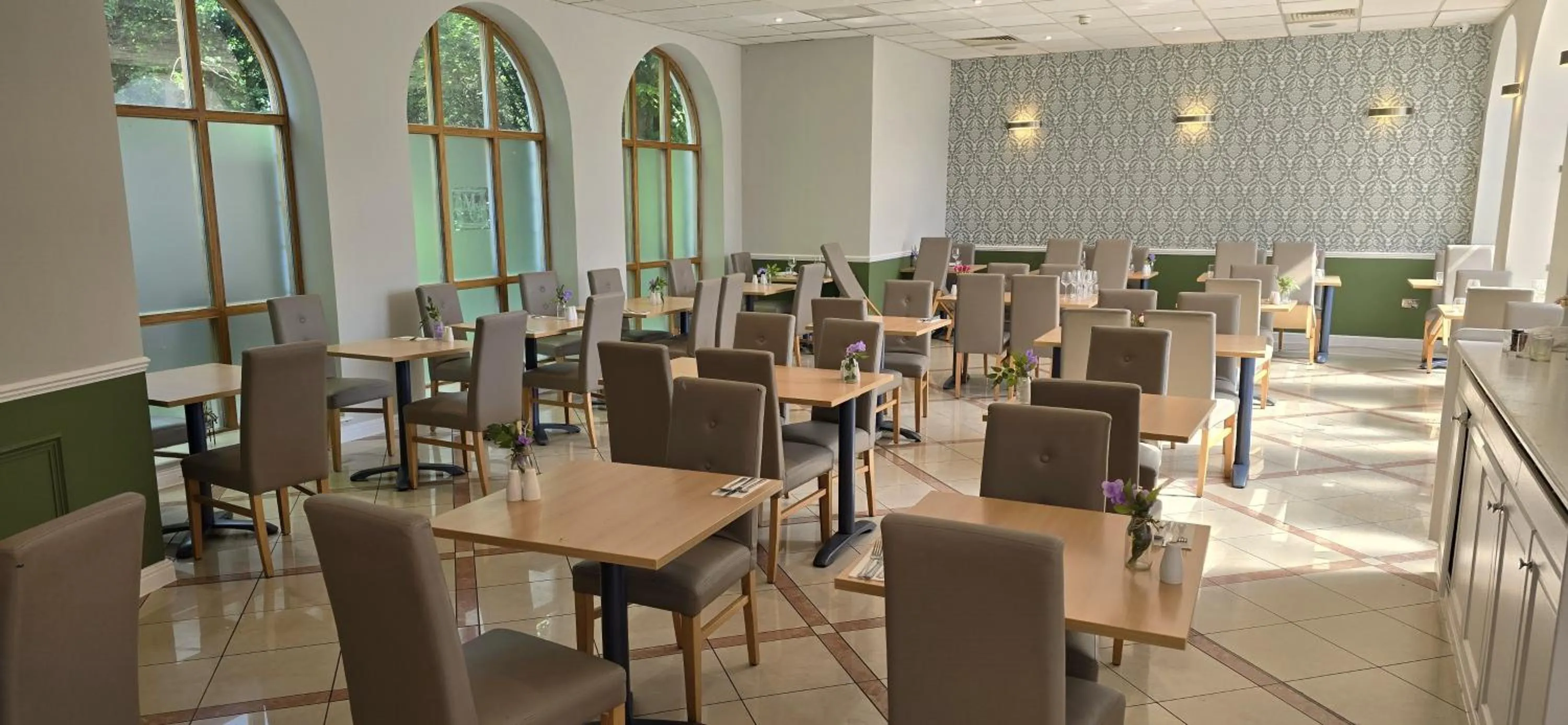 Restaurant/places to eat in Manor Of Groves Hotel, Golf & Health Club