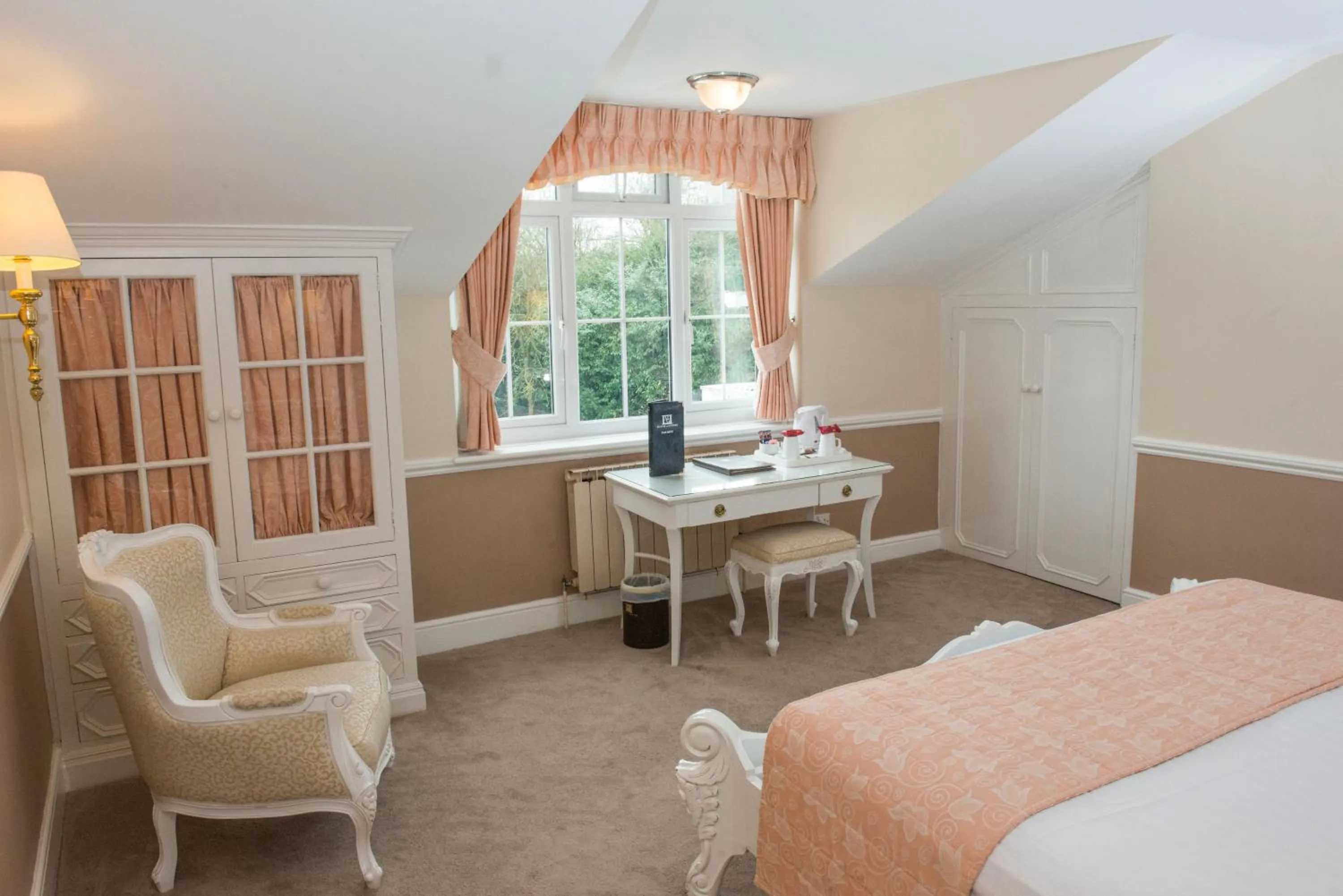 Bedroom, Bed in Manor Of Groves Hotel, Golf & Health Club