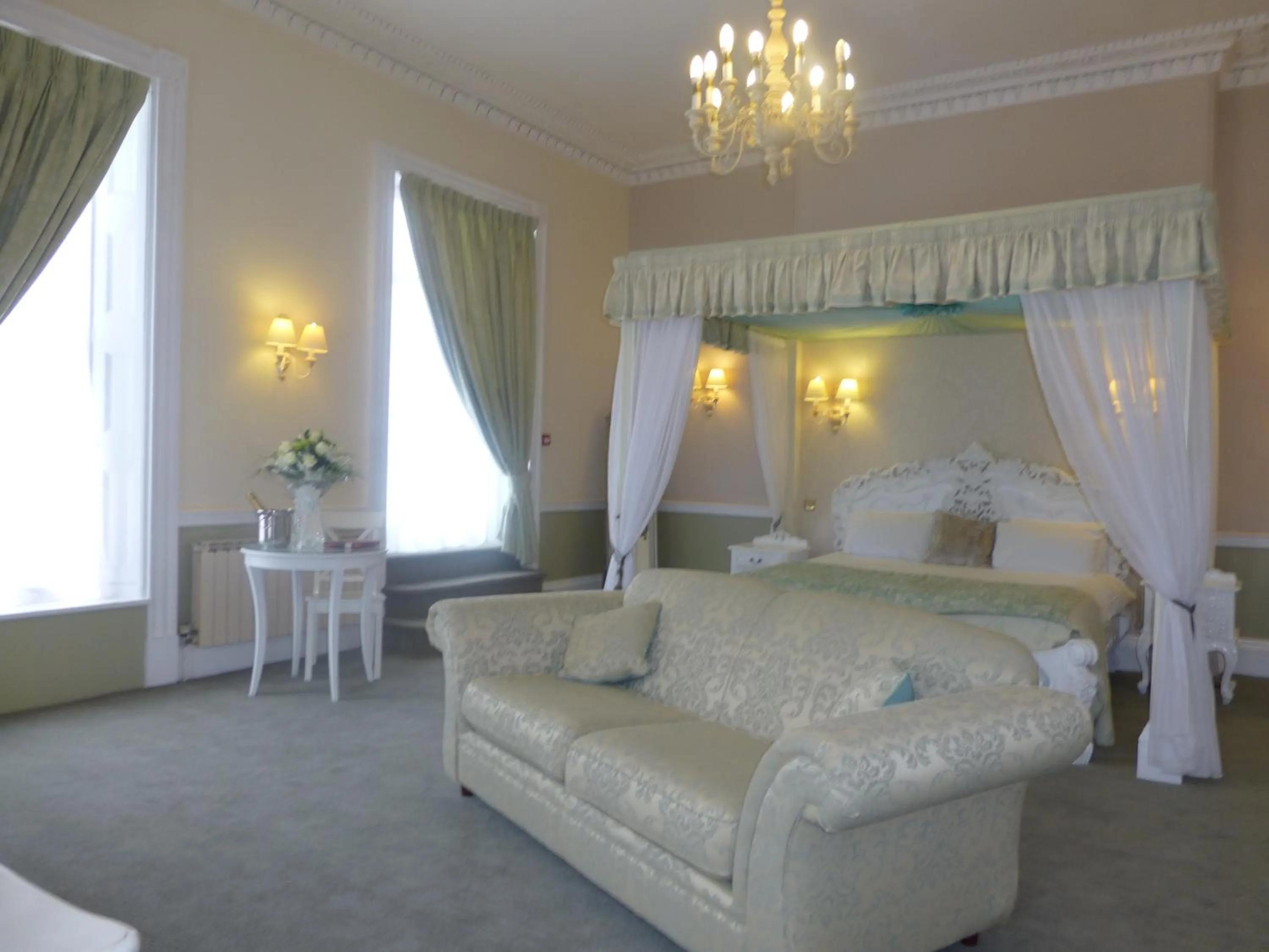 Photo of the whole room, Bed in Manor Of Groves Hotel, Golf & Health Club
