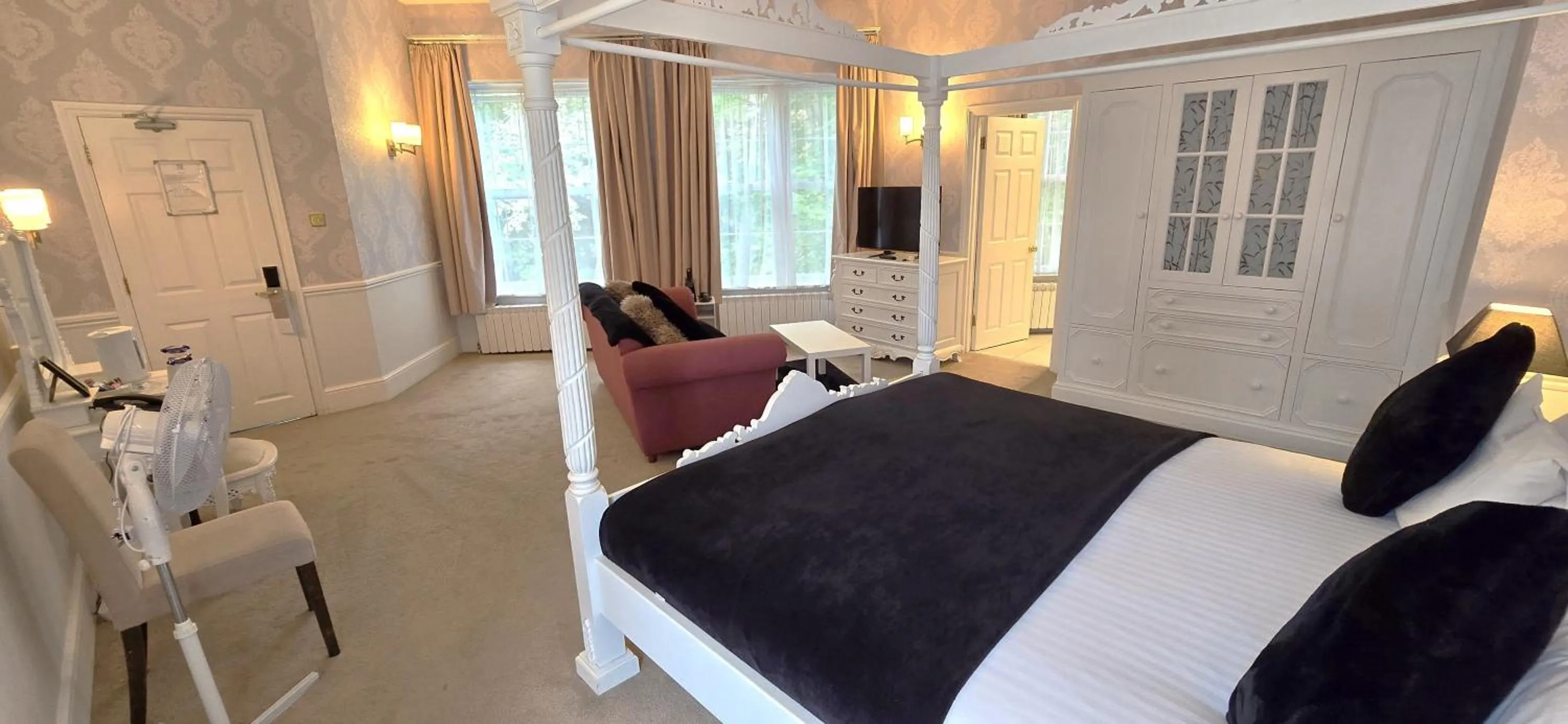 Photo of the whole room, Bed in Manor Of Groves Hotel, Golf & Health Club