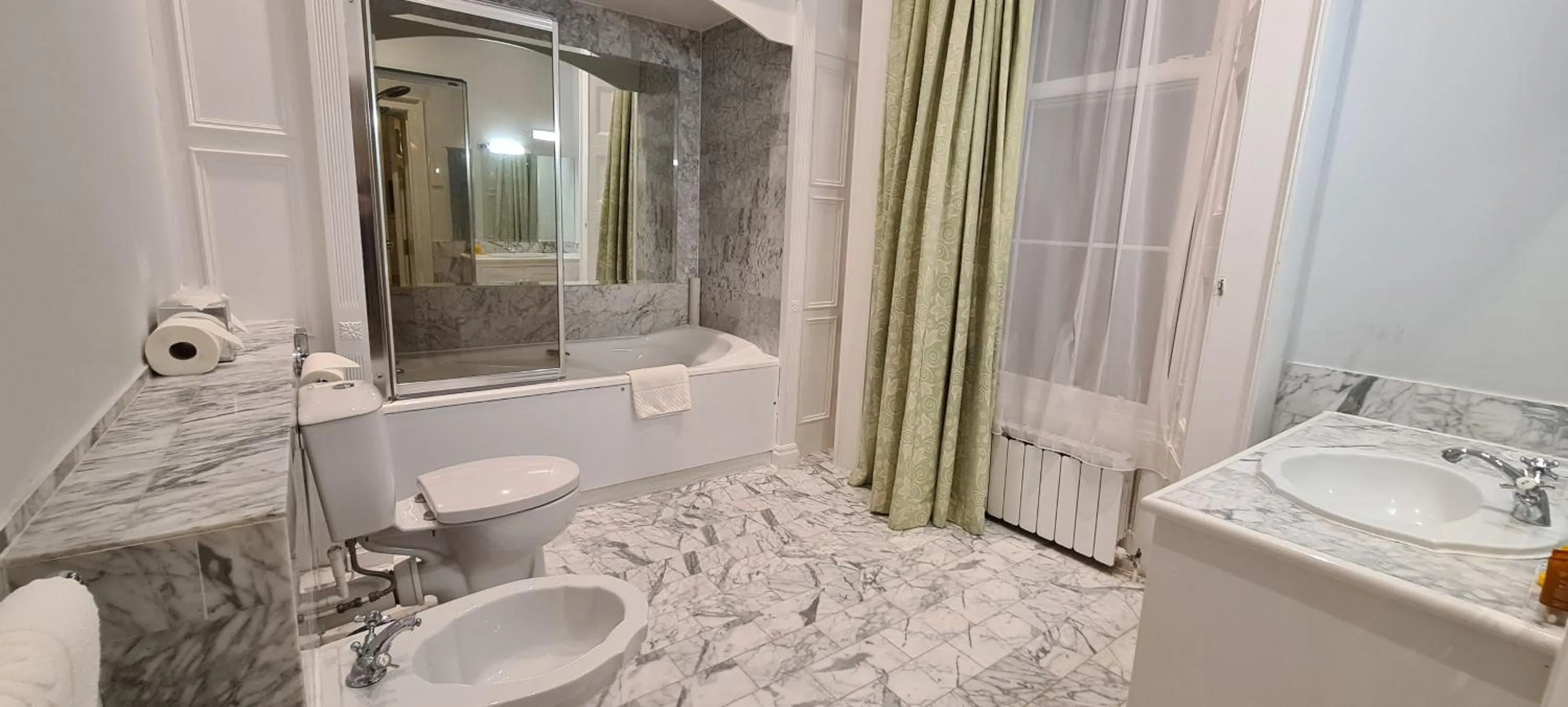 Bathroom in Manor Of Groves Hotel, Golf & Health Club