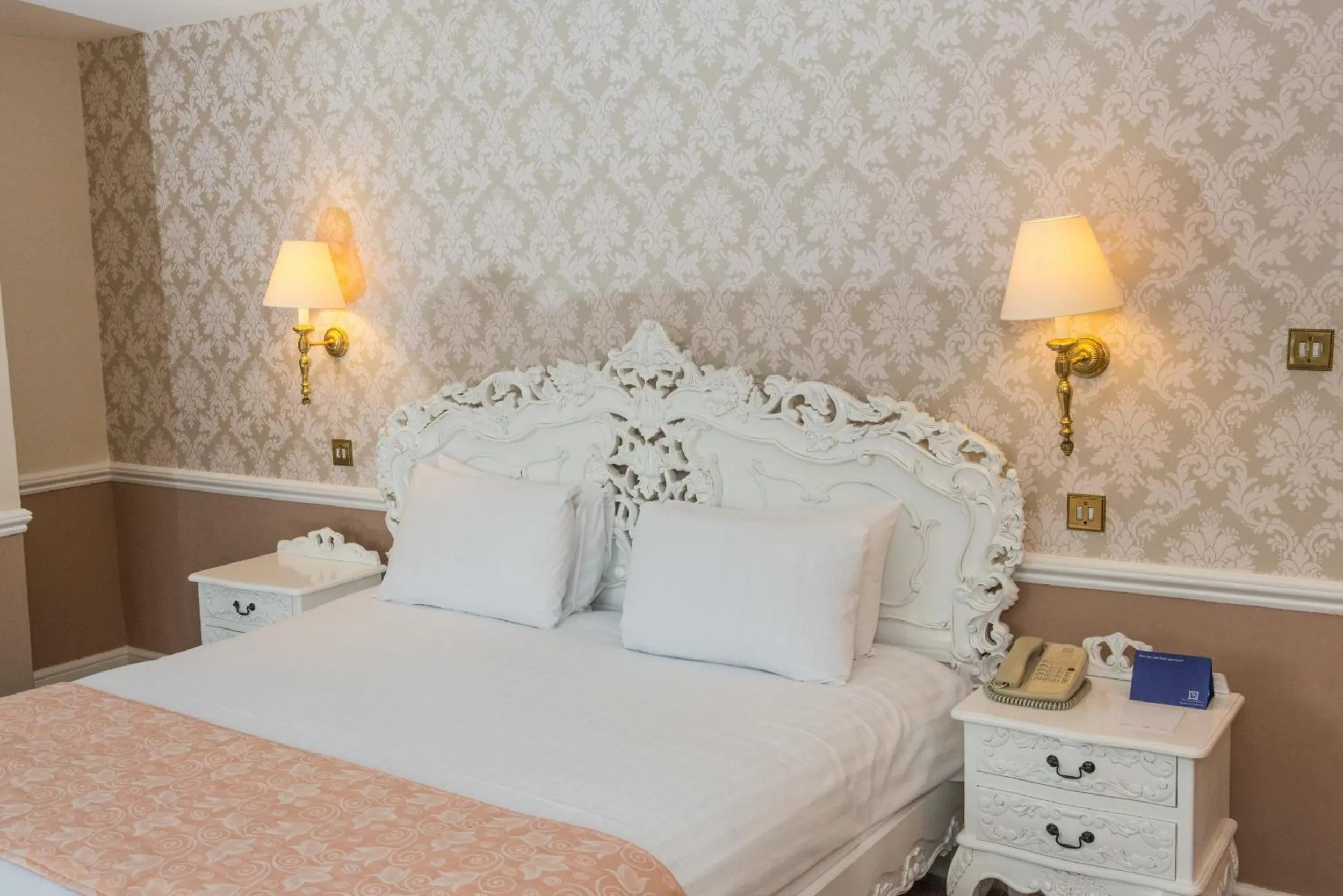 Photo of the whole room, Bed in Manor Of Groves Hotel, Golf & Health Club