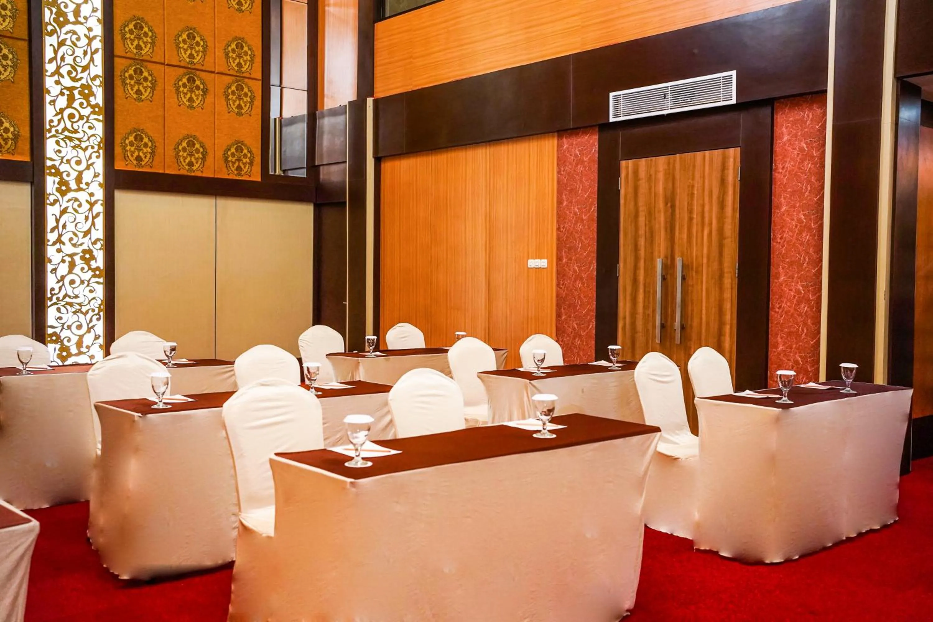 Business facilities in JLE'S Hotel