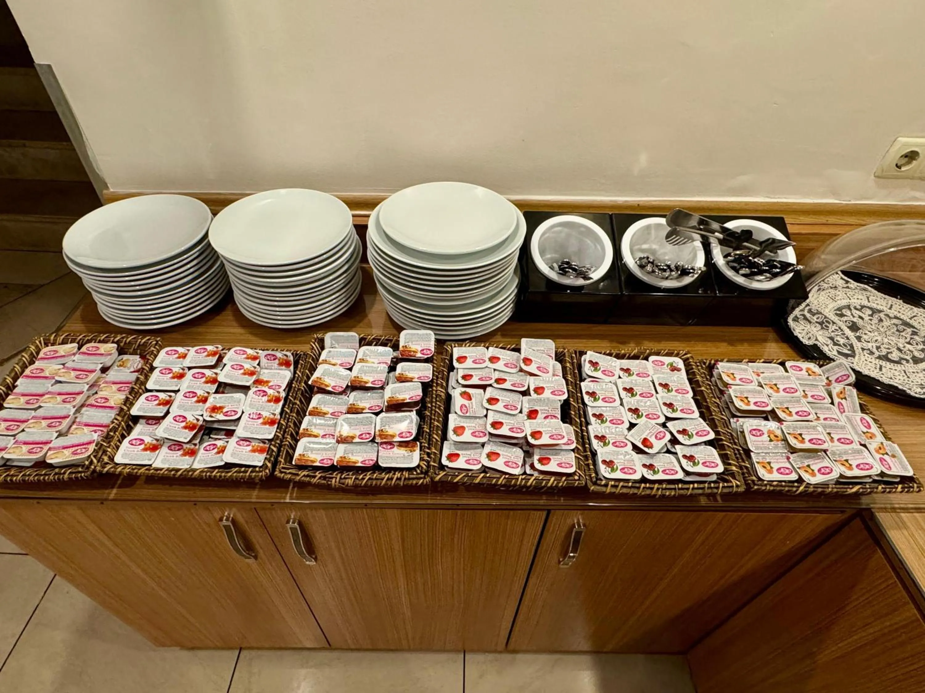 Coffee/tea facilities in Red White Hotel