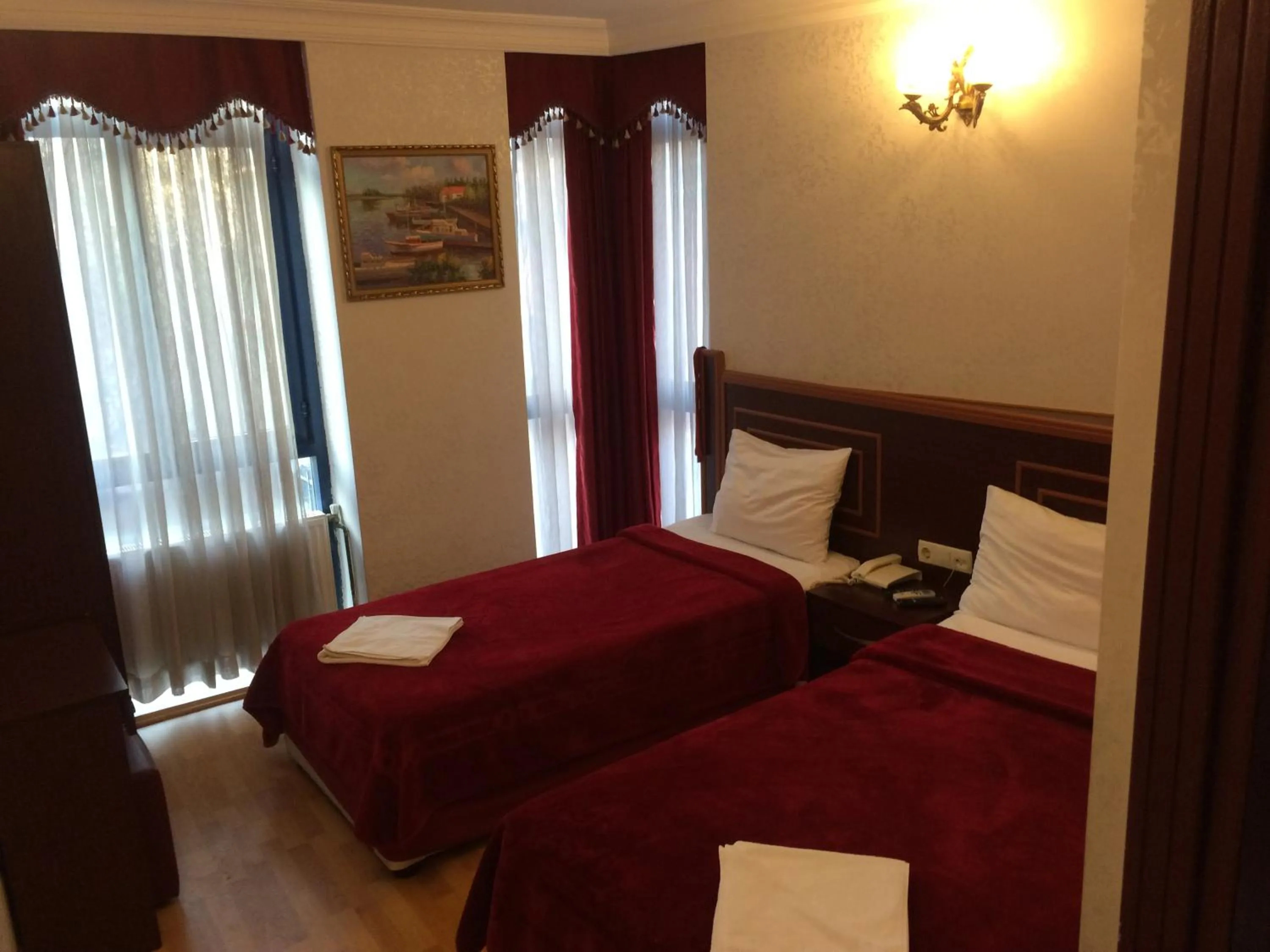 Bedroom, Bed in Red White Hotel