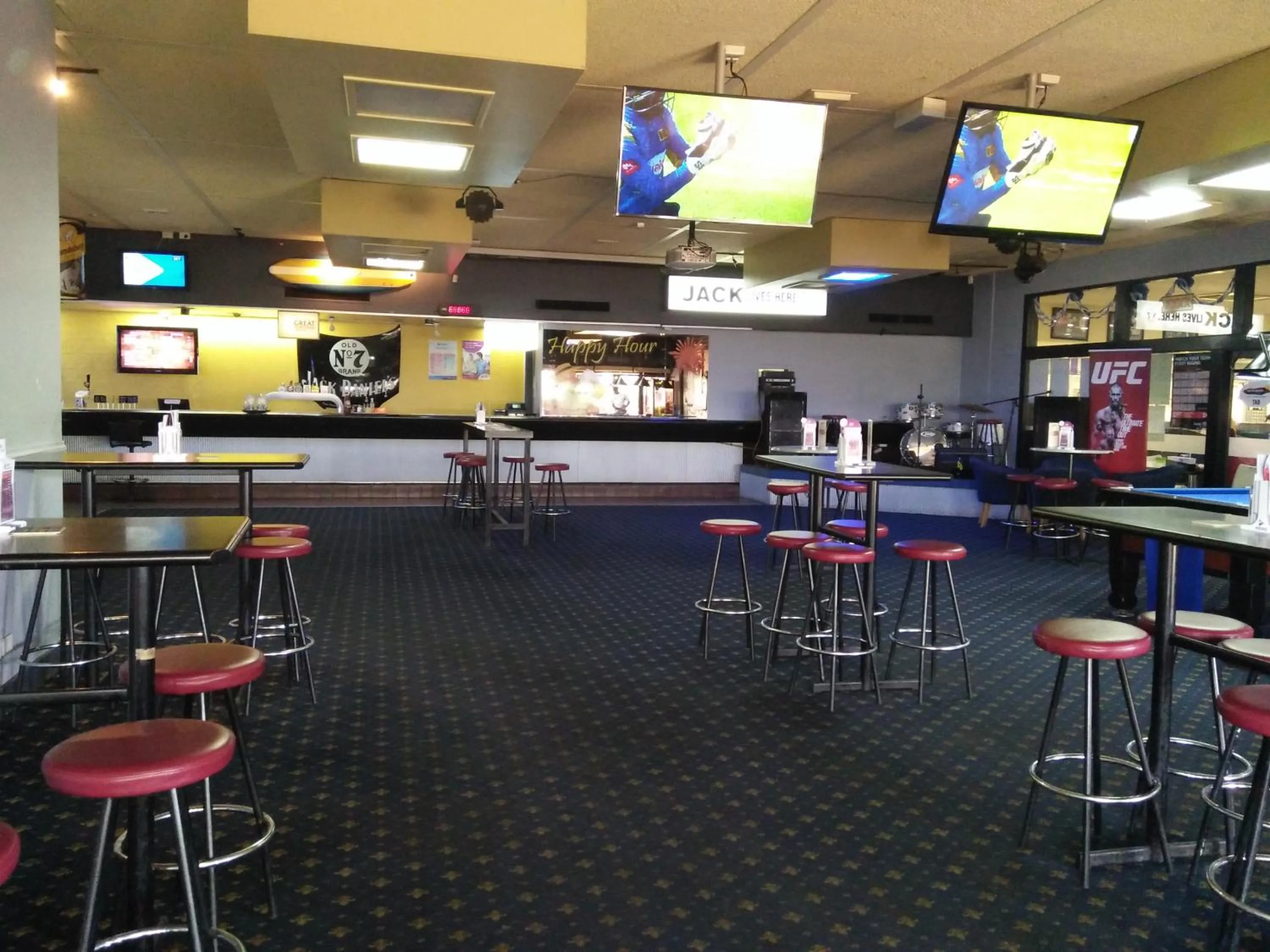 Facade/entrance in Overlander Hotel