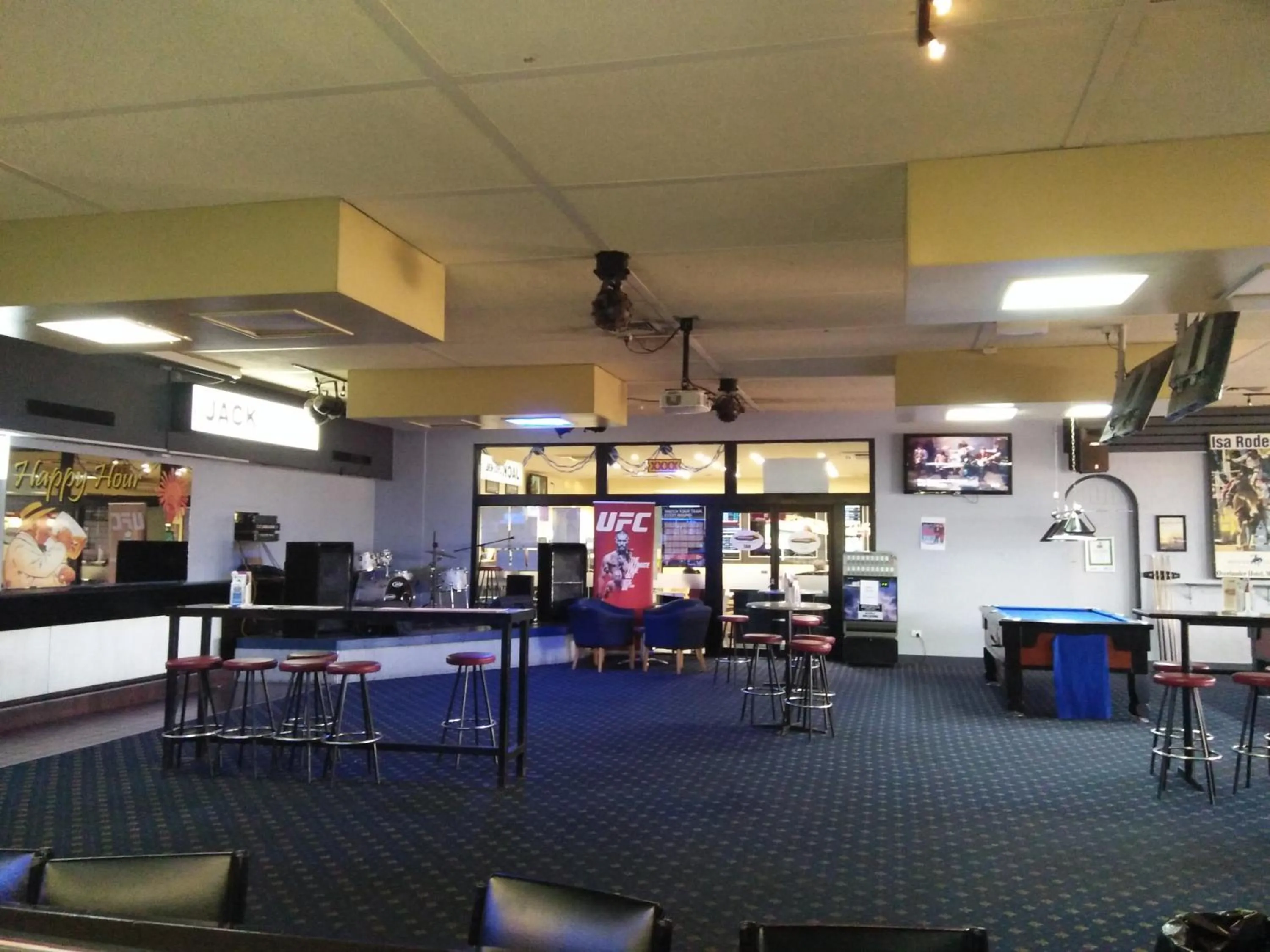 Restaurant/places to eat in Overlander Hotel