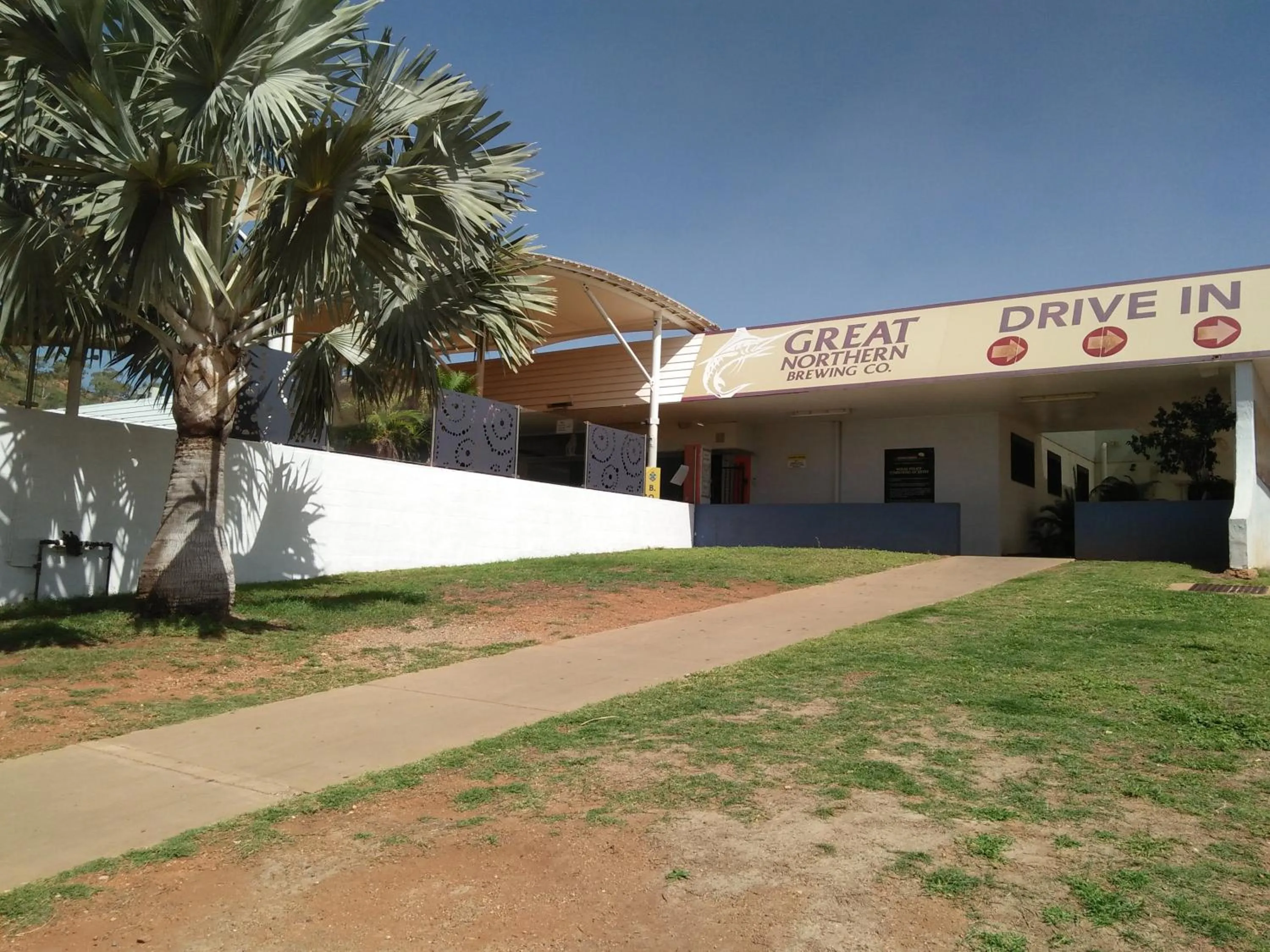 Facade/entrance in Overlander Hotel