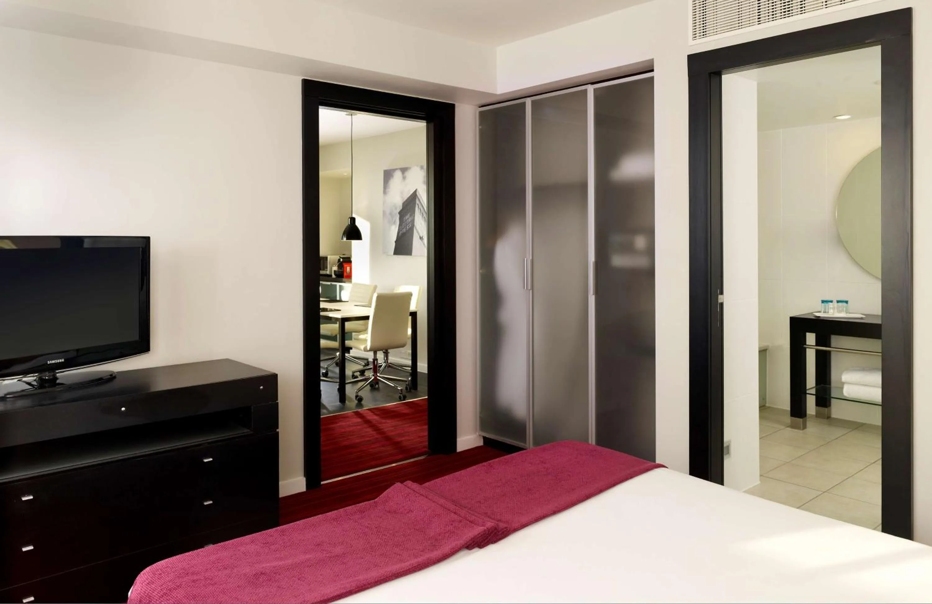 Photo of the whole room, Bed in Park Plaza Leeds