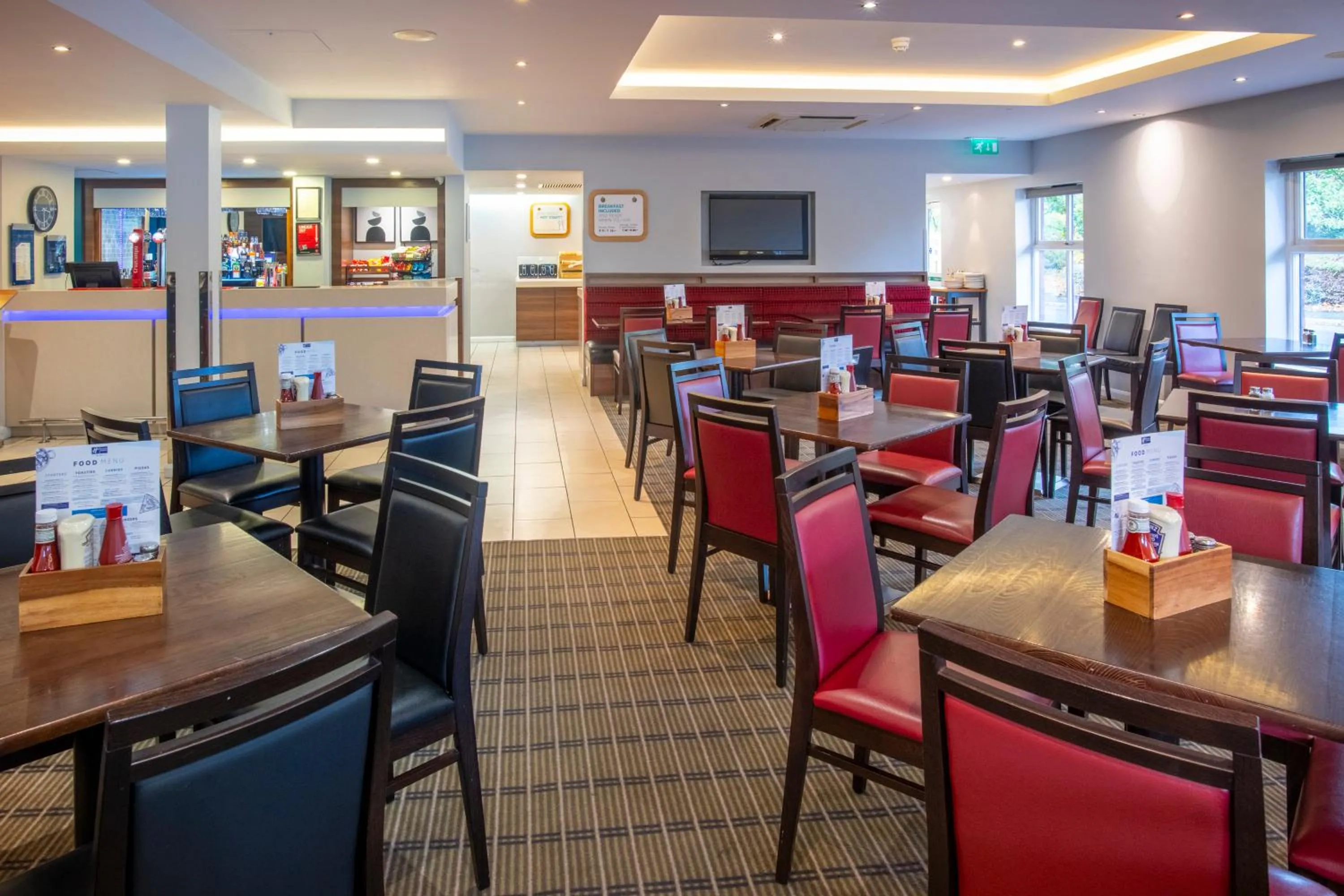 Restaurant/places to eat in Holiday Inn Express Birmingham Oldbury by IHG