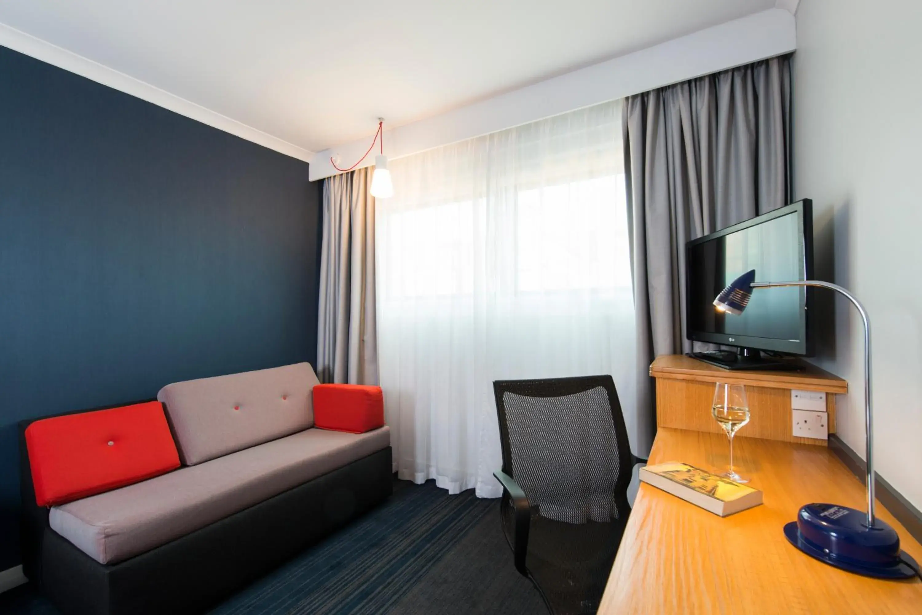 Bedroom in Holiday Inn Express Birmingham Oldbury by IHG Bedroom in Holiday Inn Express Birmingham Oldbury by IHG