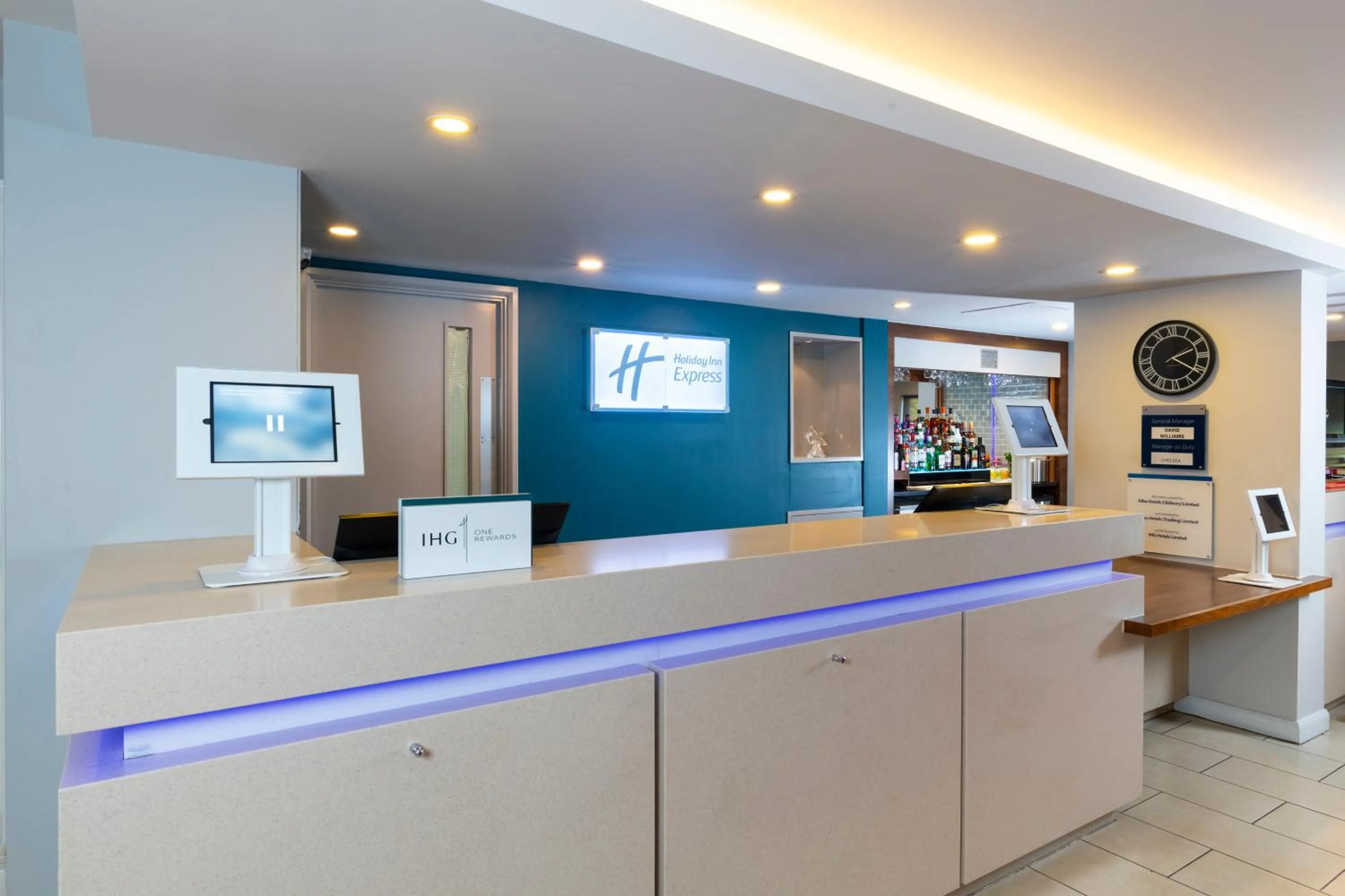 Lobby or reception in Holiday Inn Express Birmingham Oldbury by IHG