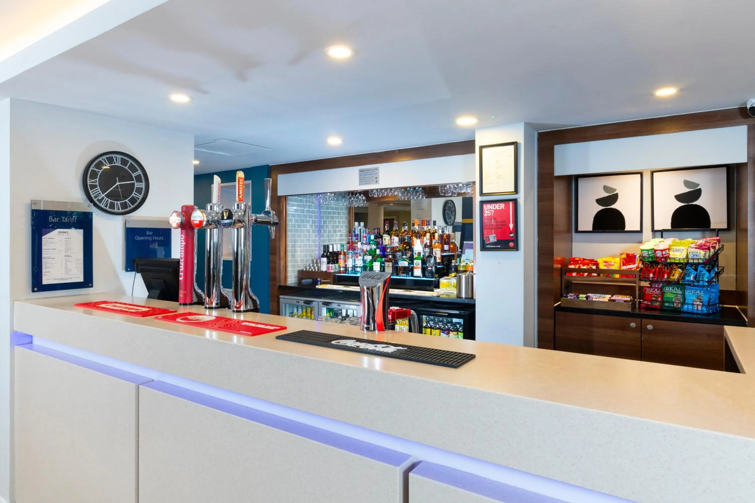 Lounge or bar in Holiday Inn Express Birmingham Oldbury by IHG