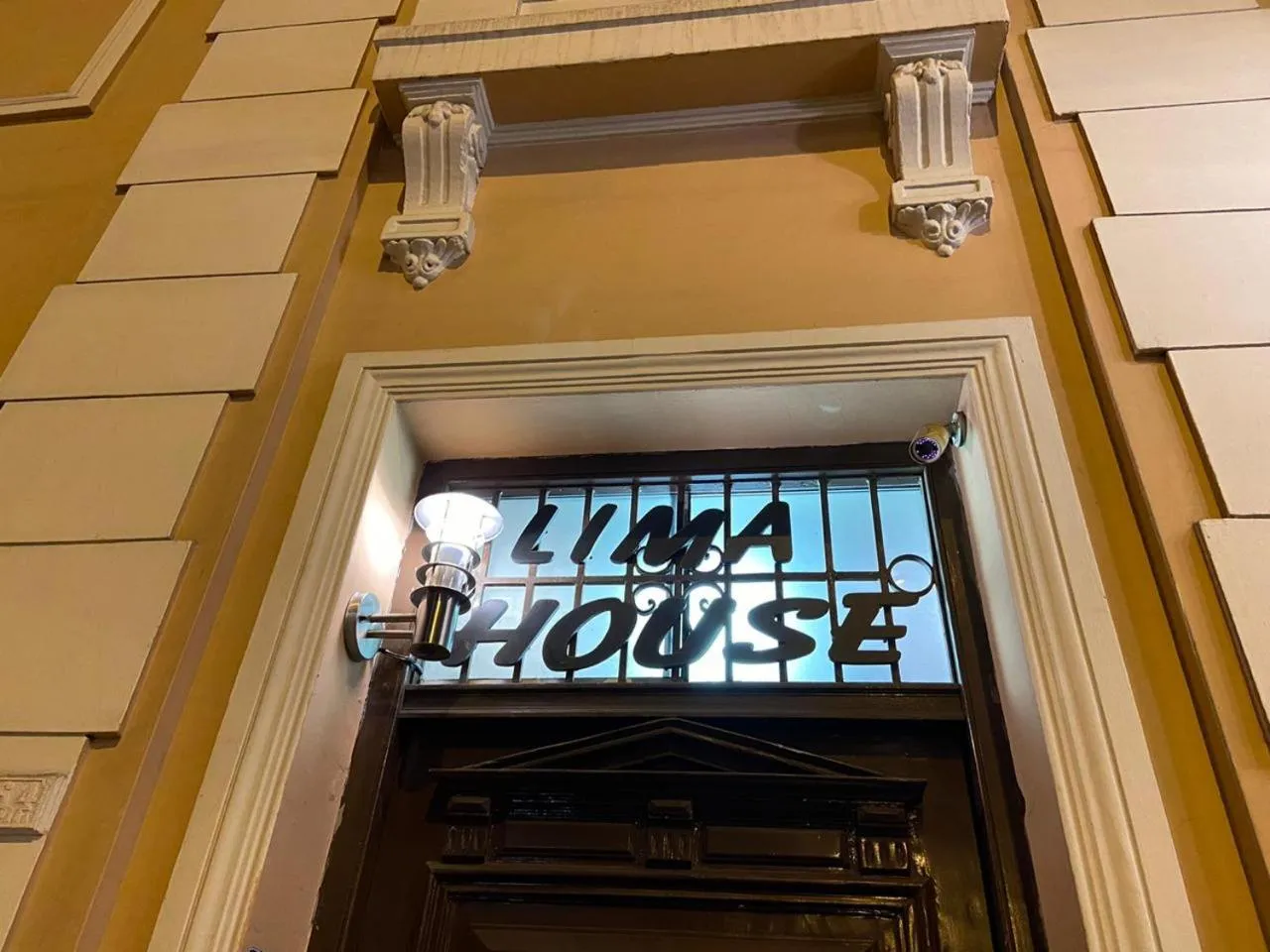 Facade/entrance in Lima House Hostel