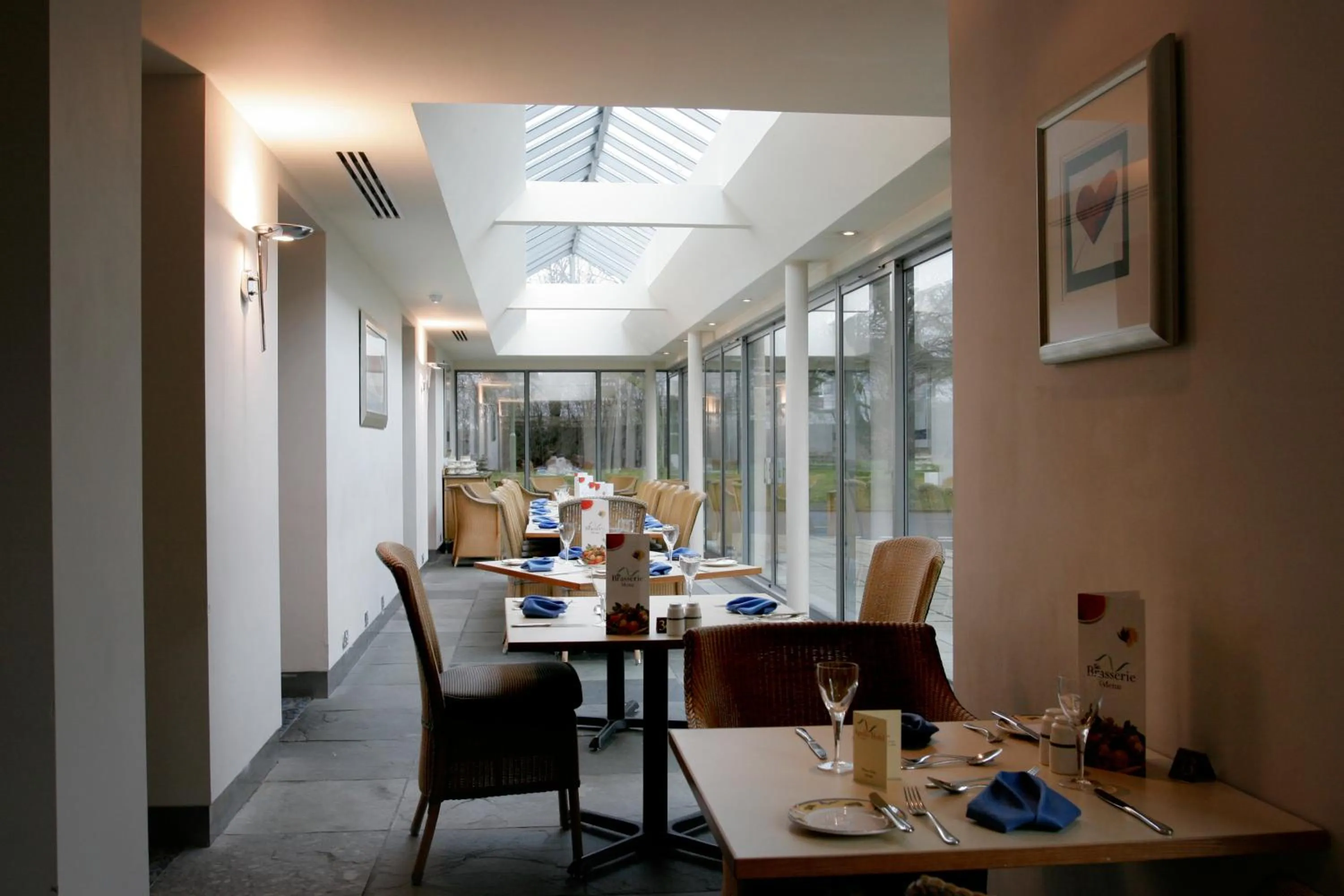 Restaurant/places to eat in Apollo Hotel