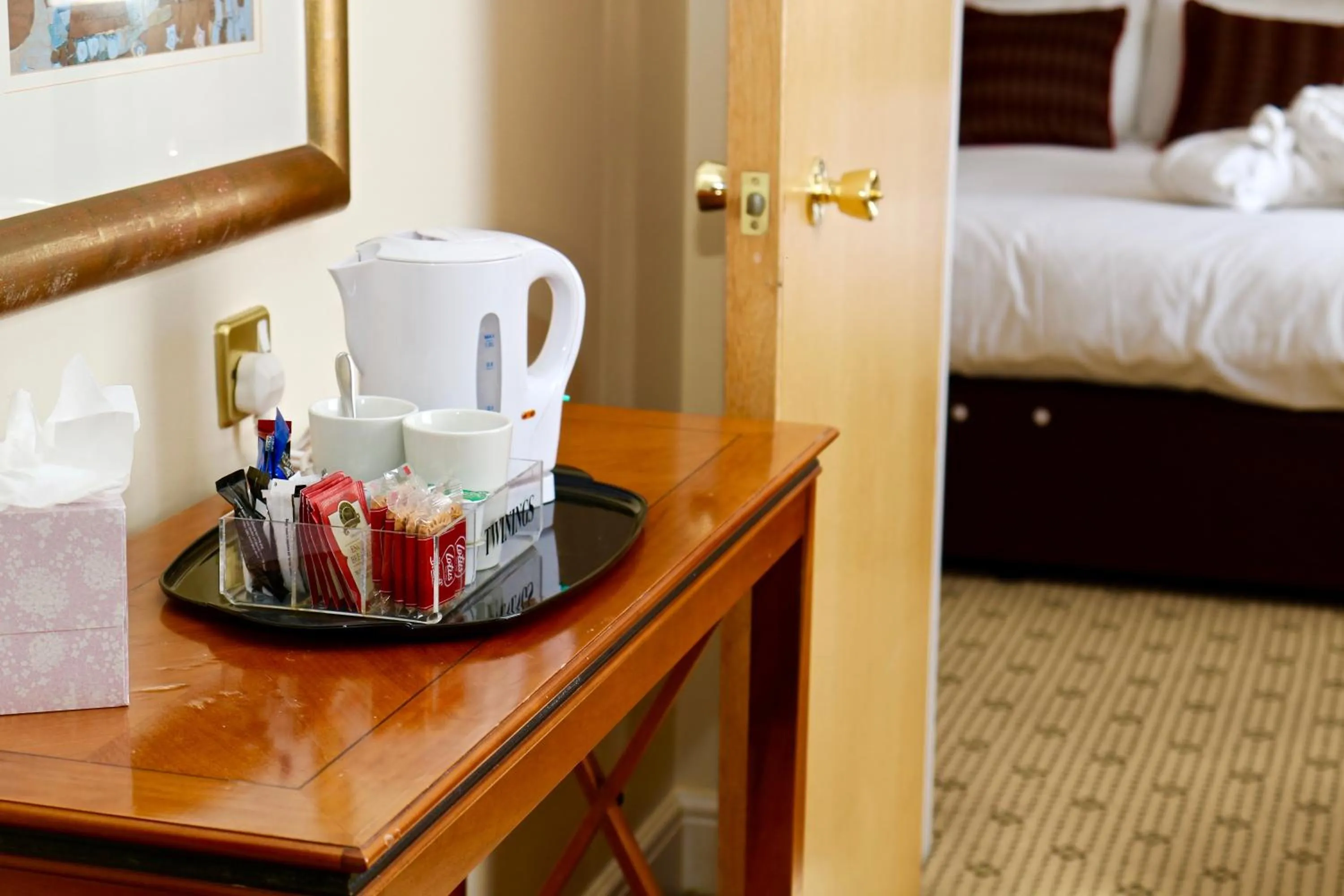 Coffee/tea facilities, Bed in Apollo Hotel