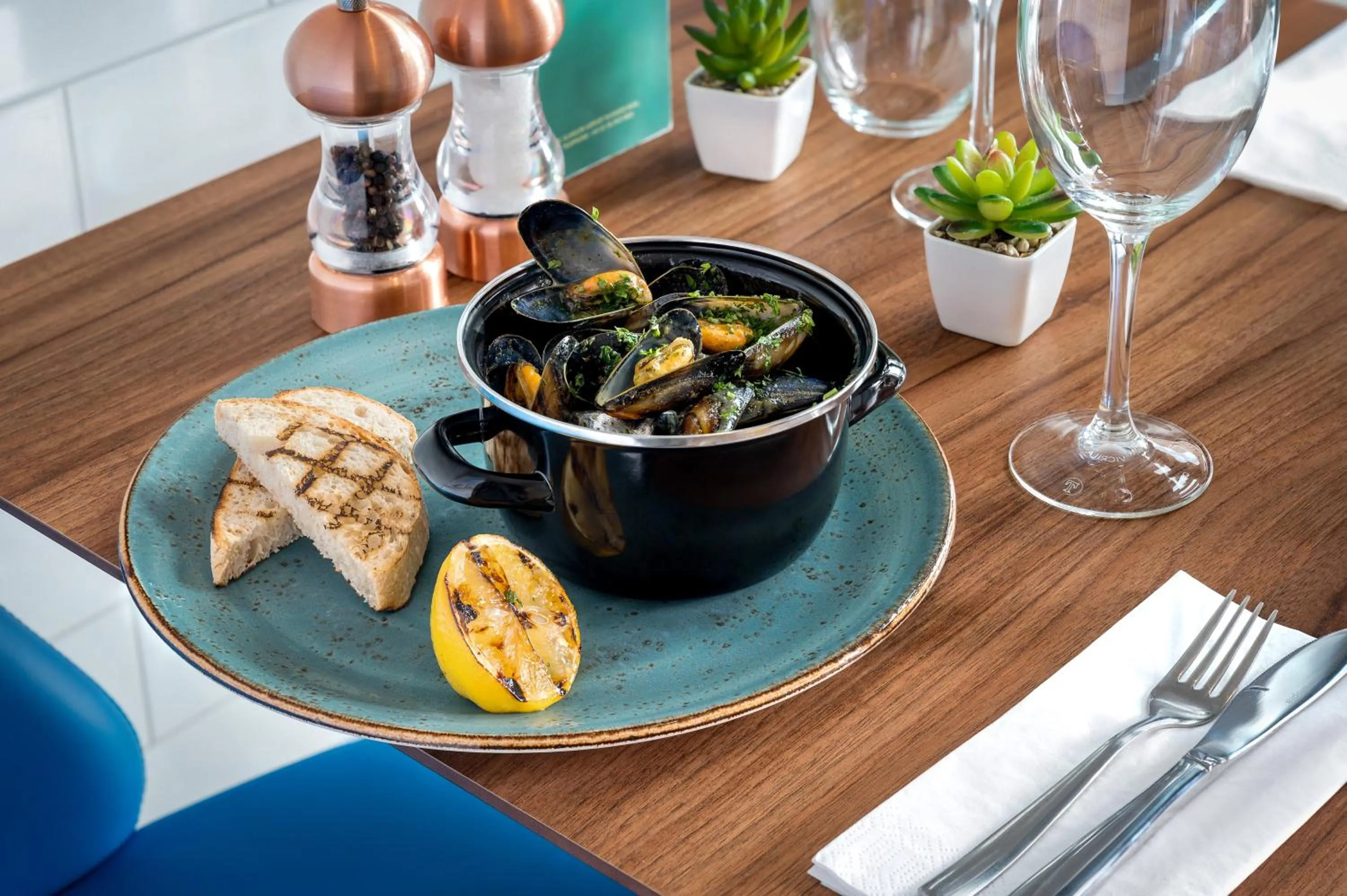 Restaurant/places to eat in Courtyard by Marriott Glasgow Airport