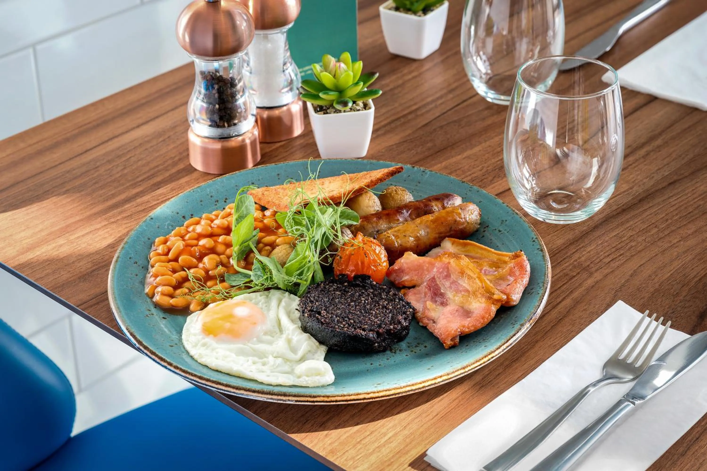 Restaurant/places to eat in Courtyard by Marriott Glasgow Airport