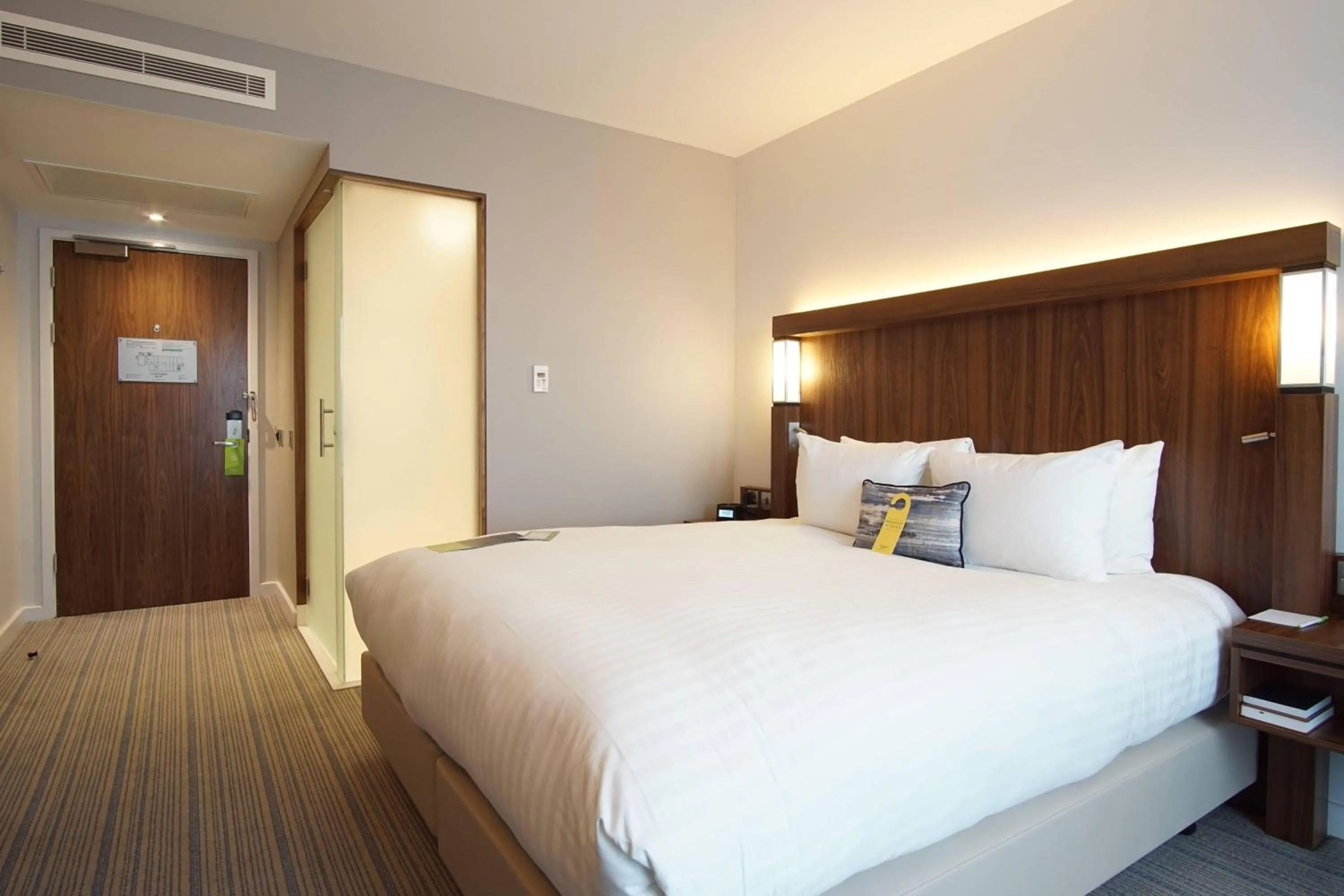 Photo of the whole room, Bed in Courtyard by Marriott Glasgow Airport