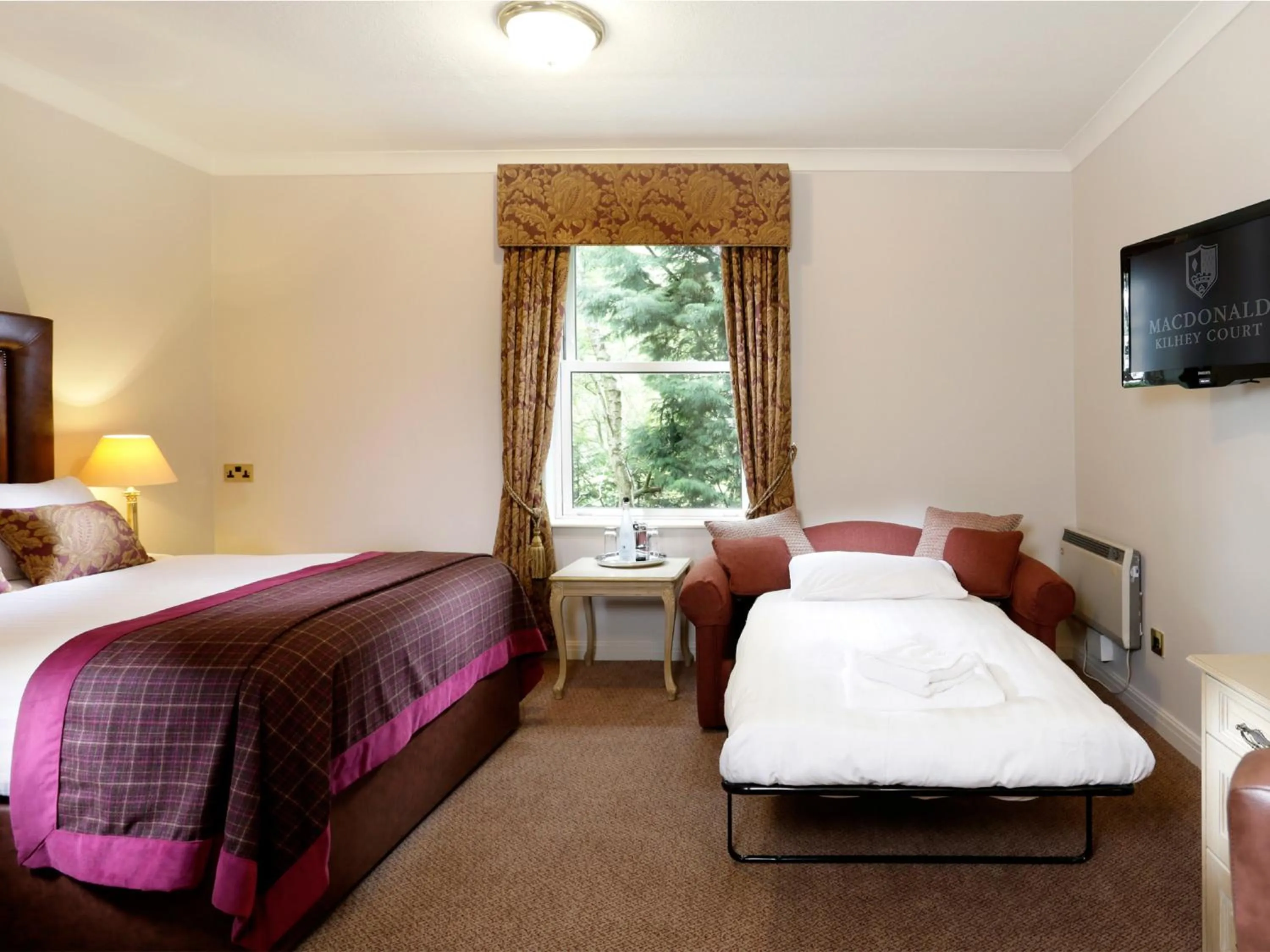 Bedroom, Bed in Macdonald Kilhey Court Hotel