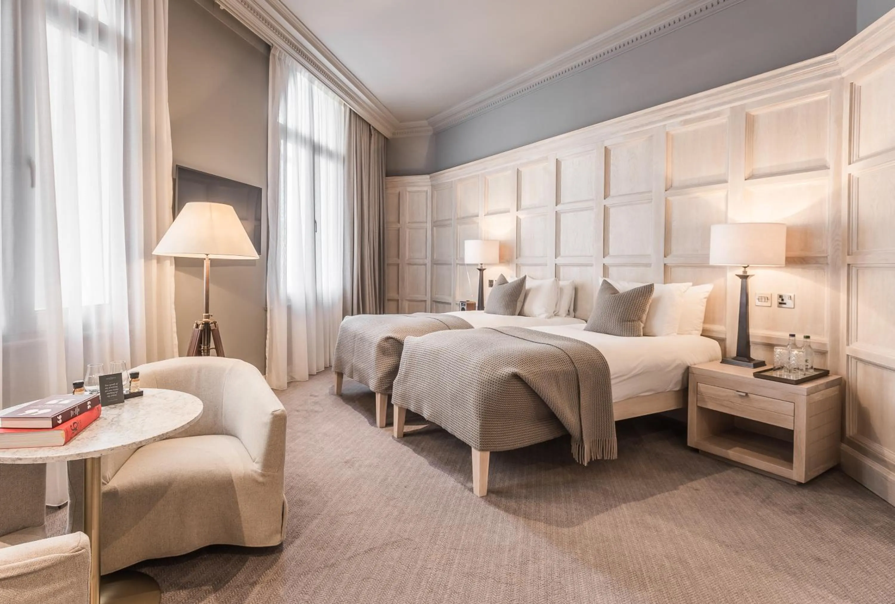 Seating area, Bed in The Scotsman Hotel