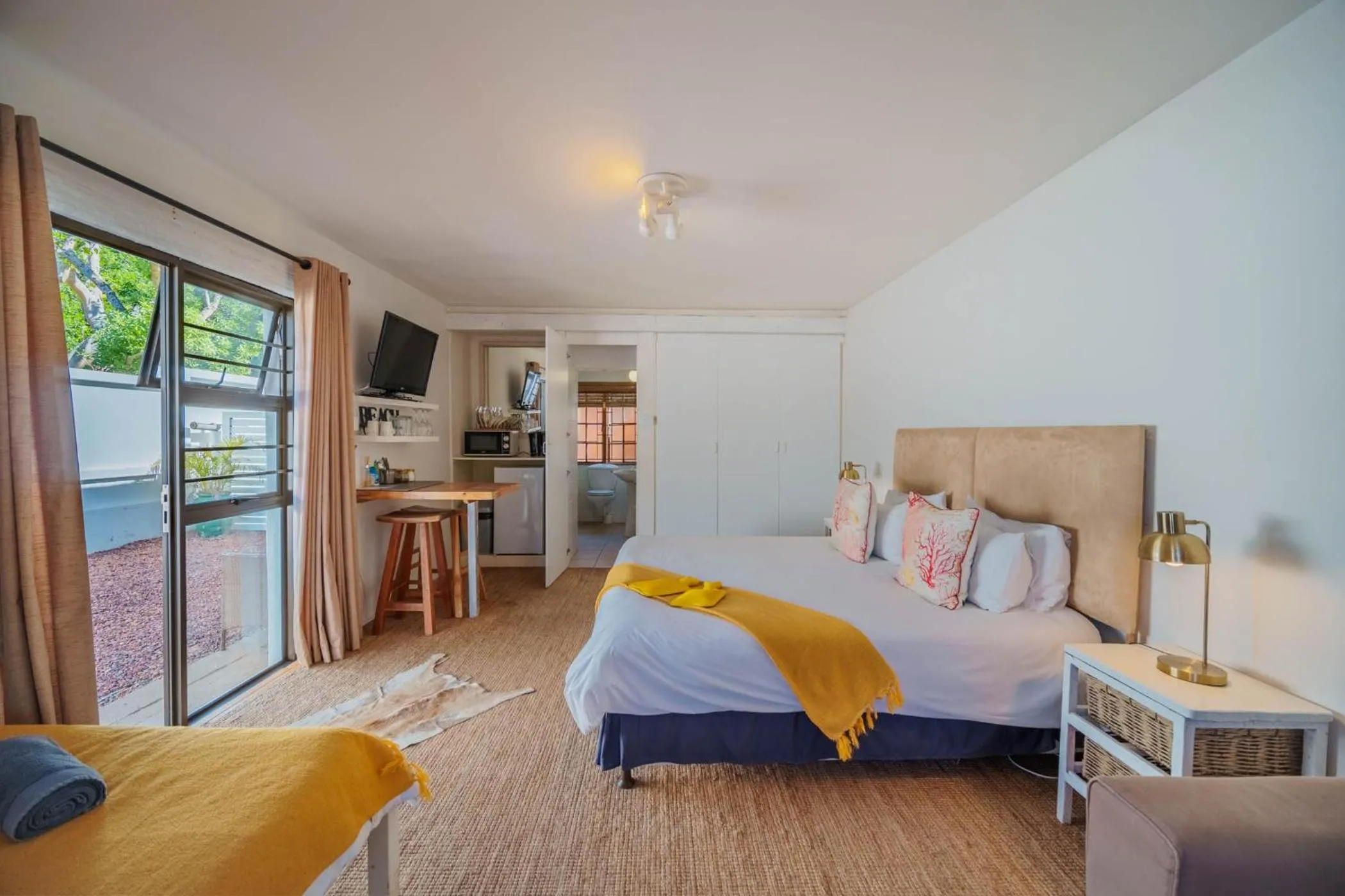 Budget Double or Twin Room - single occupancy in Cottage on College