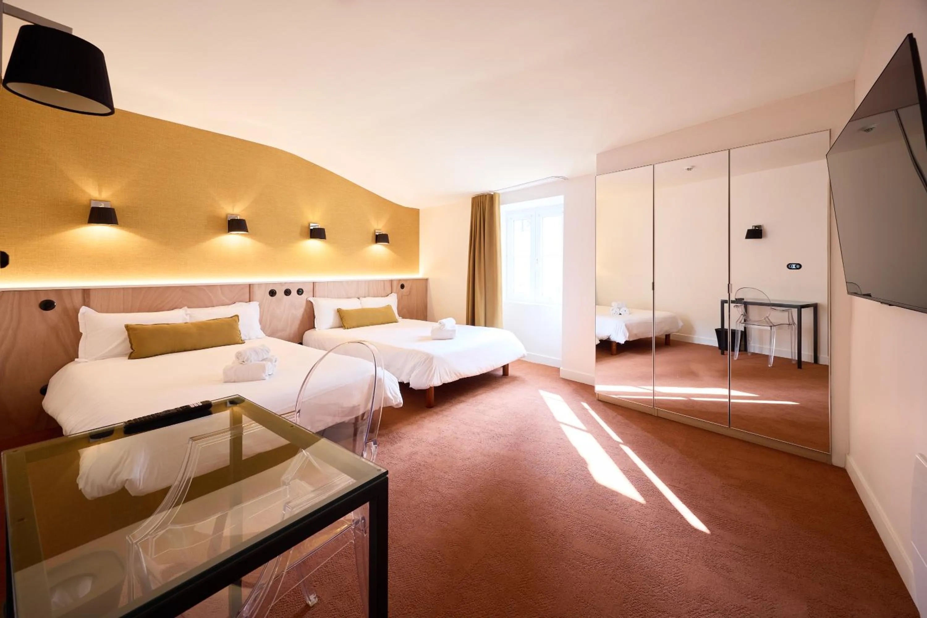 Photo of the whole room, Bed in Hôtel Henri IV