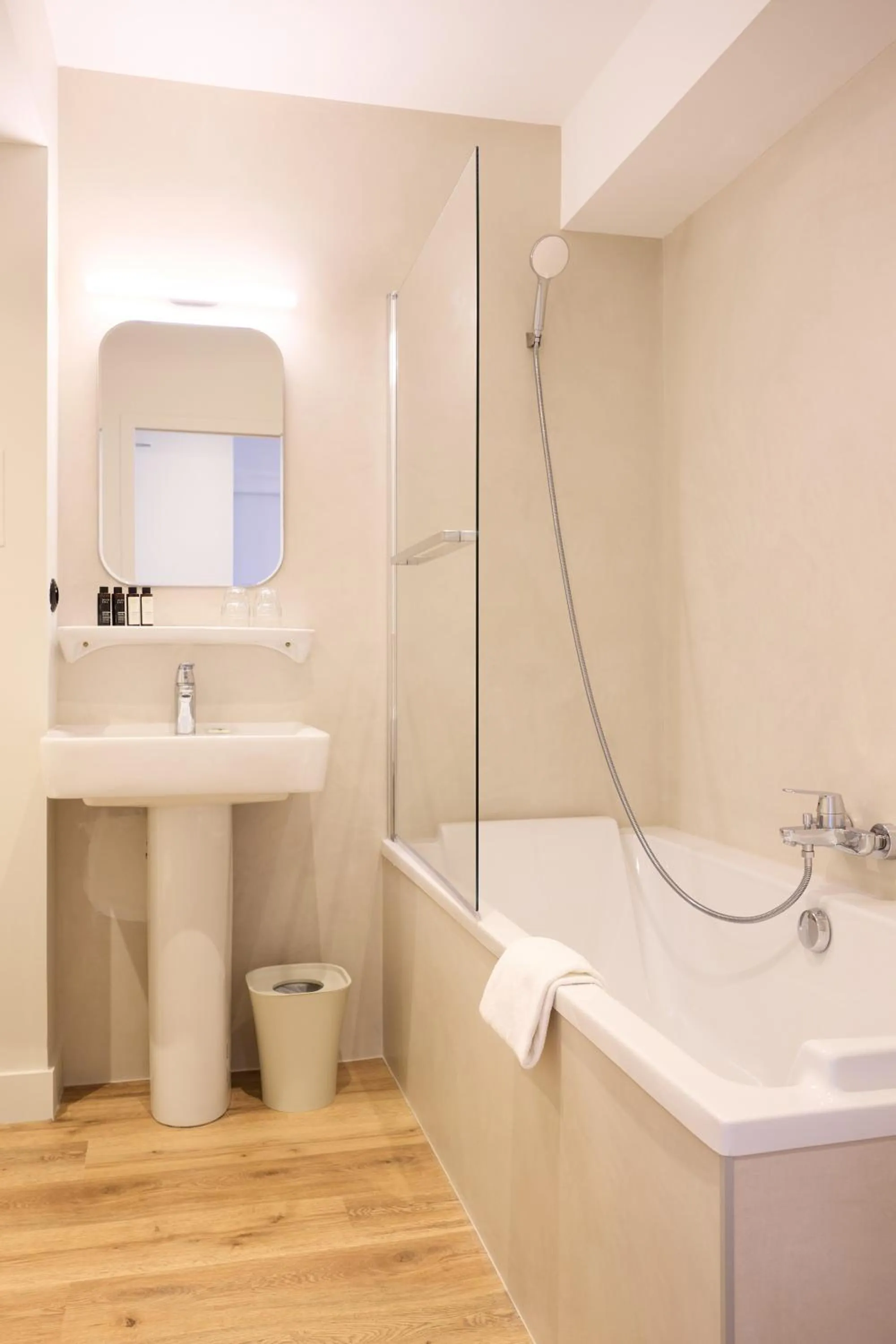 Photo of the whole room in Hôtel Henri IV