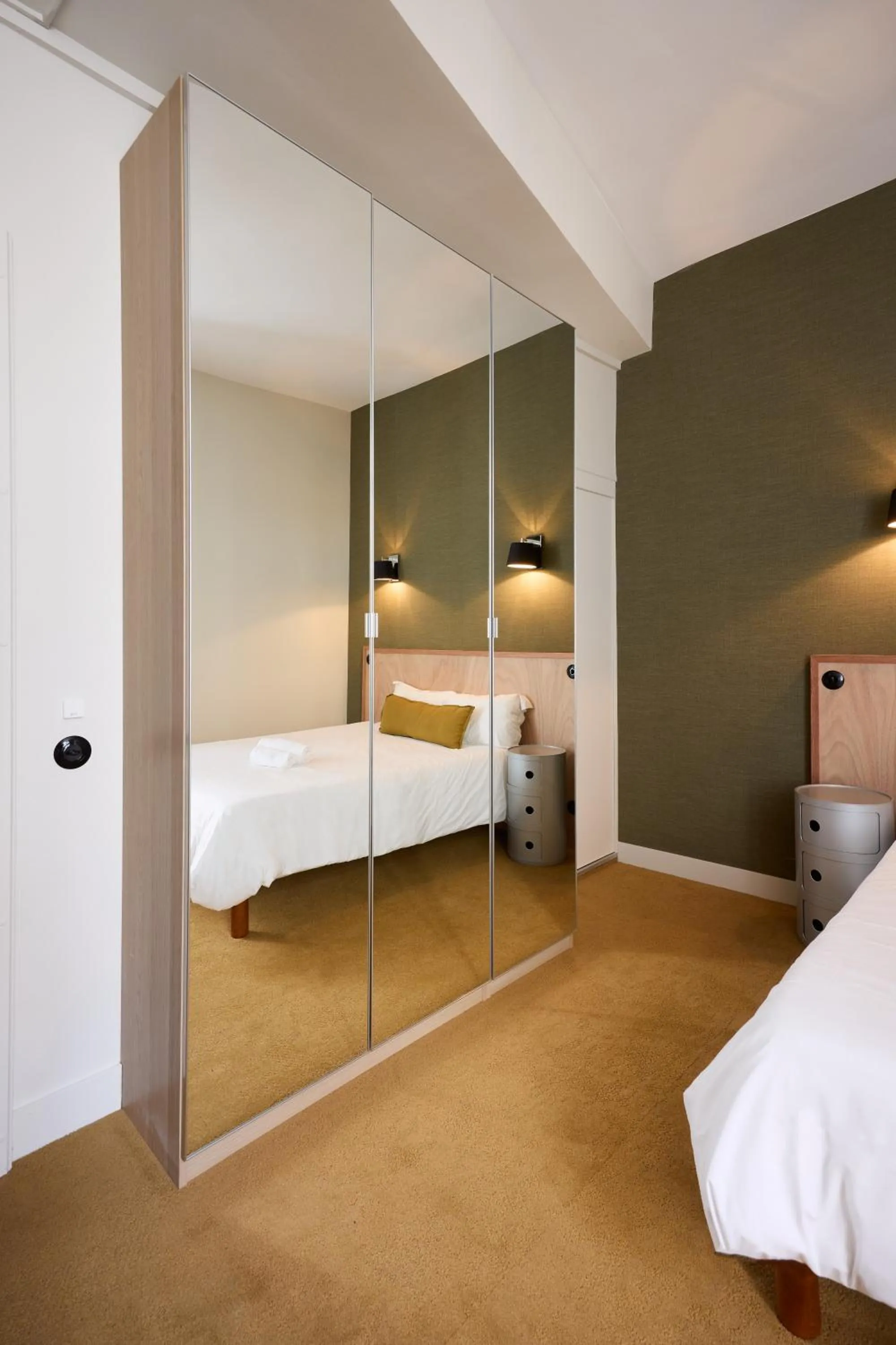 Photo of the whole room, Bed in Hôtel Henri IV