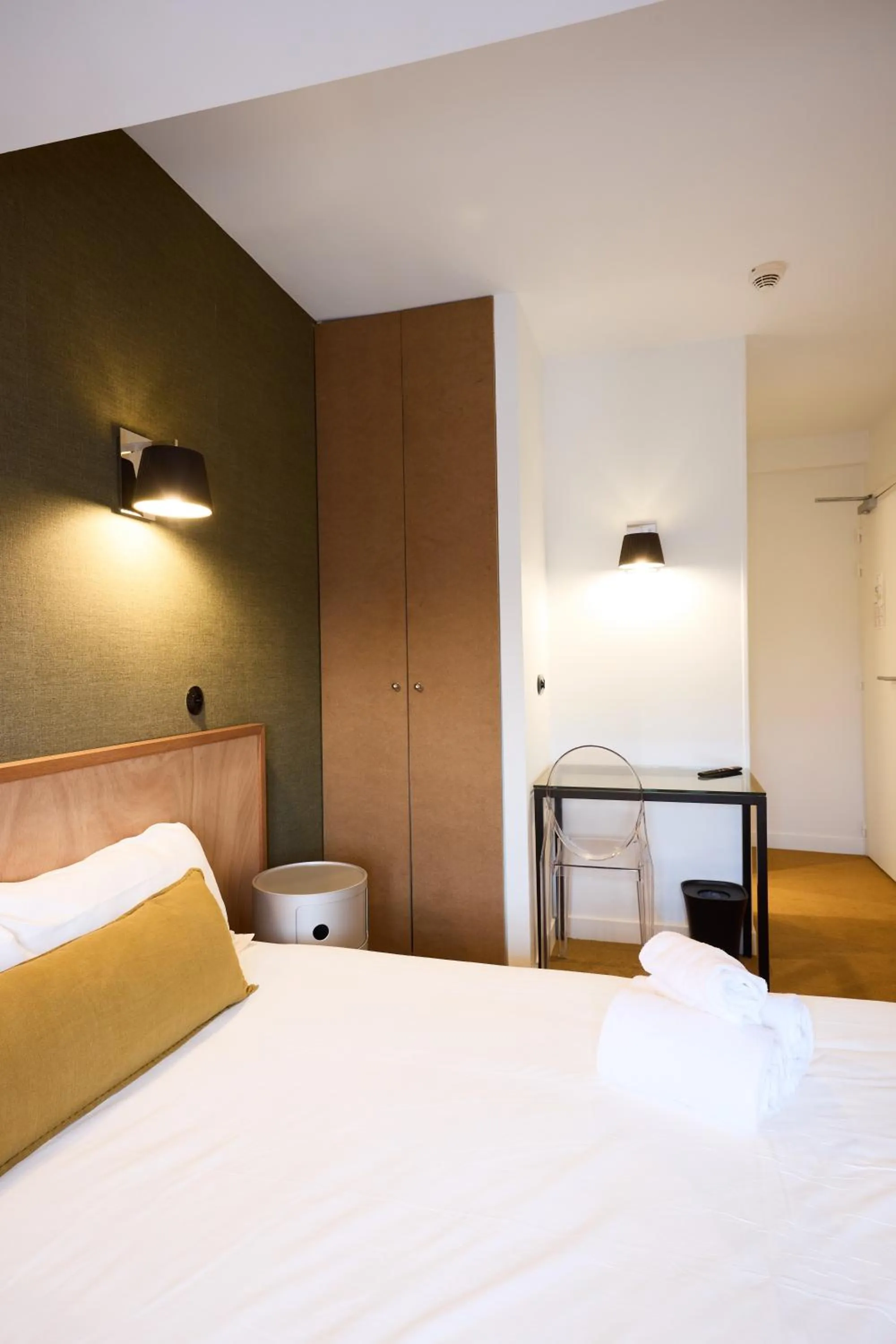 Photo of the whole room, Bed in Hôtel Henri IV