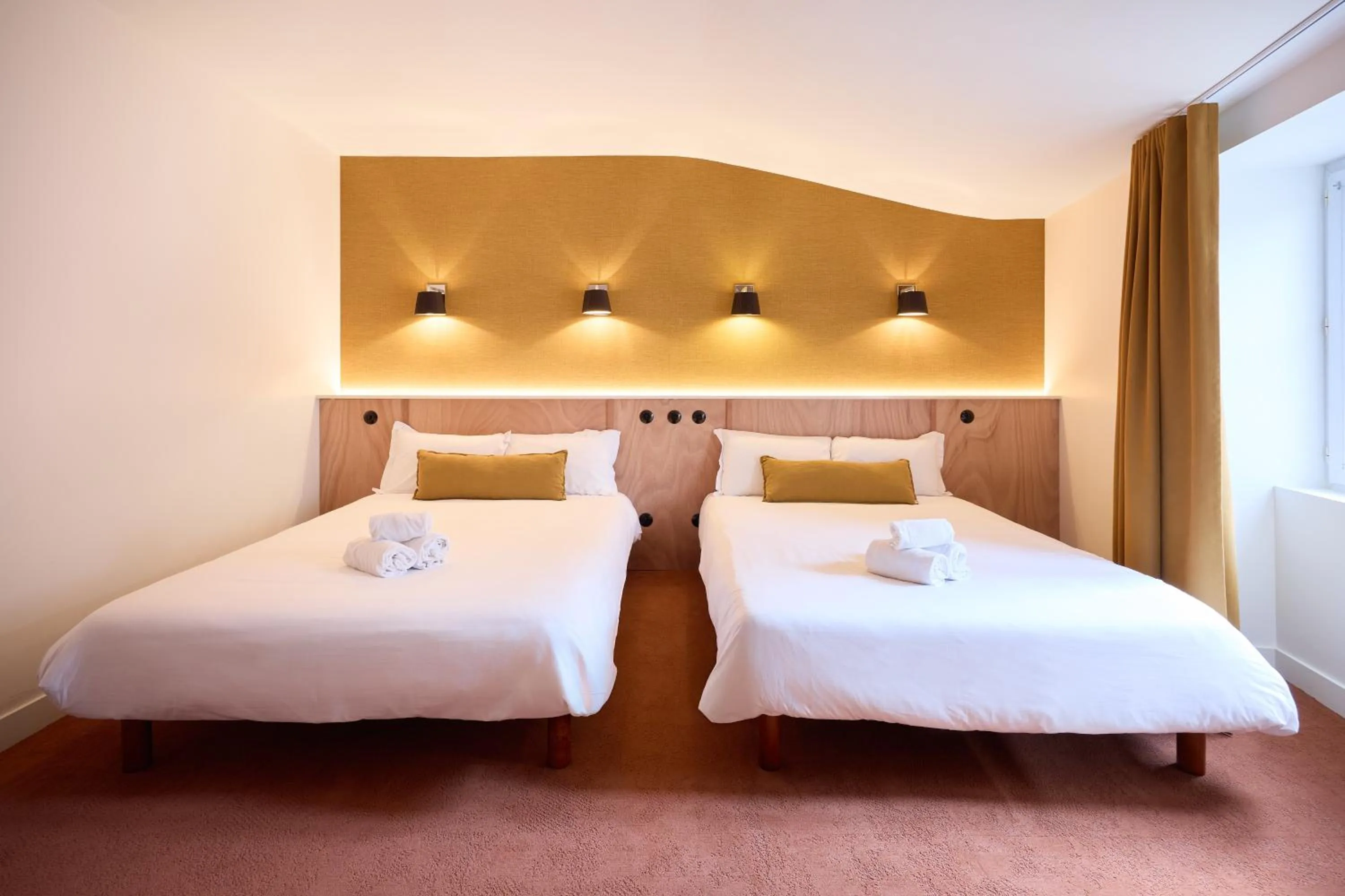 Photo of the whole room, Bed in Hôtel Henri IV