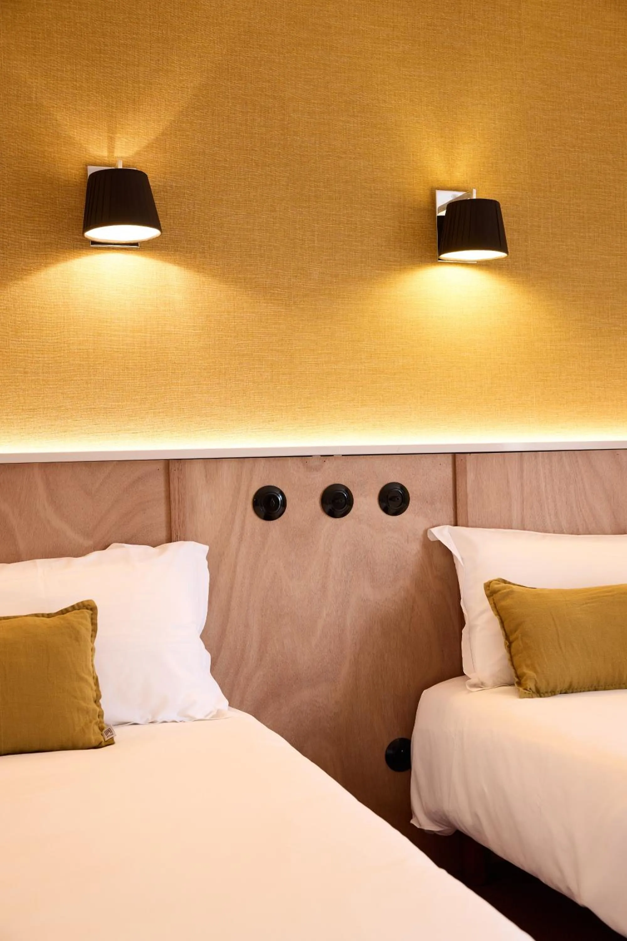 Photo of the whole room, Bed in Hôtel Henri IV