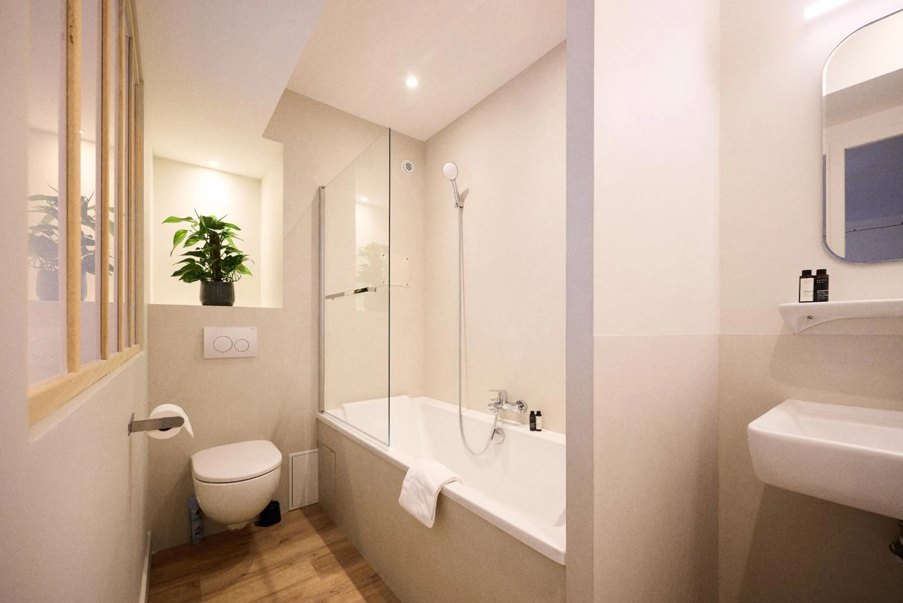 Bathroom in Hôtel Henri IV