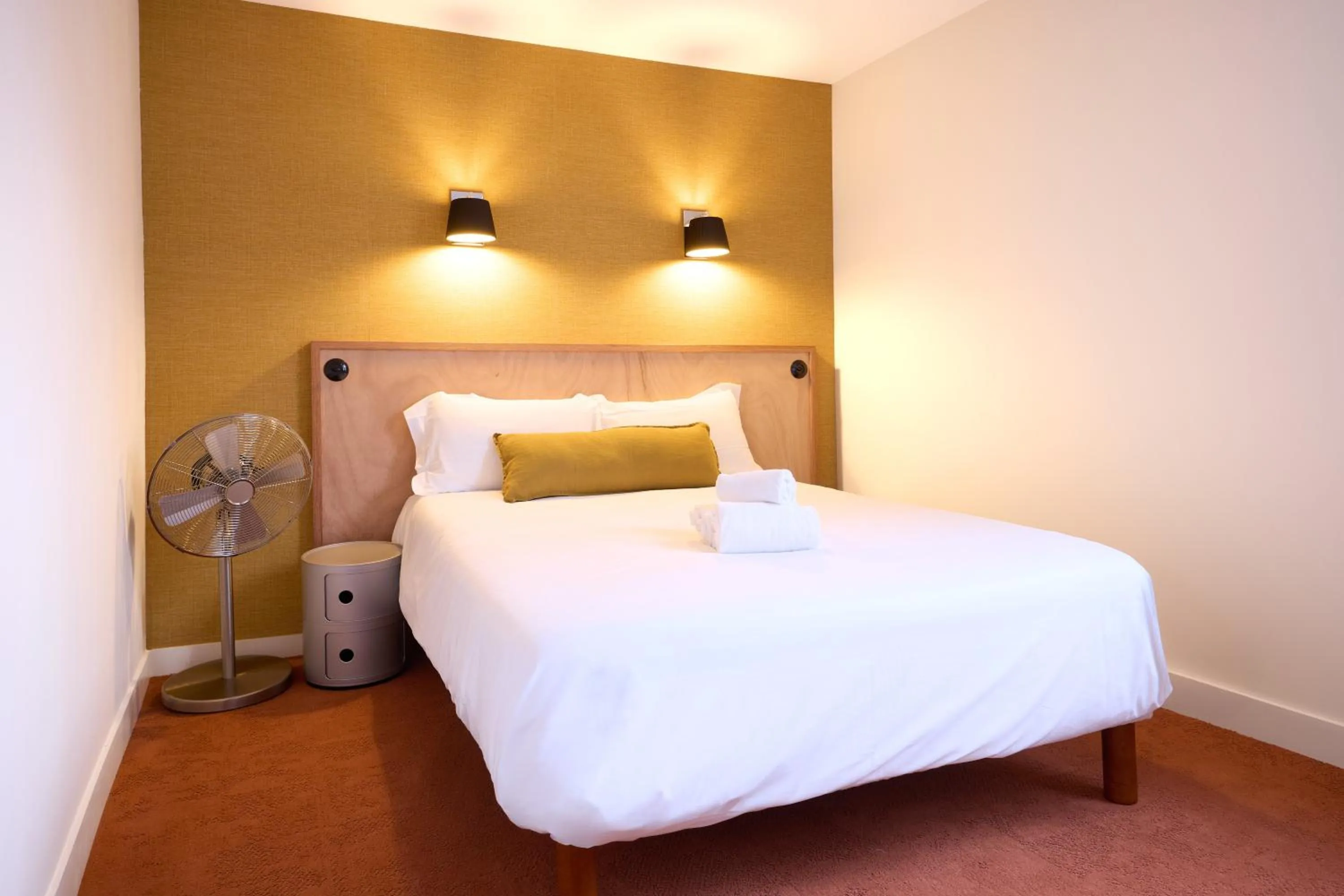 Photo of the whole room, Bed in Hôtel Henri IV