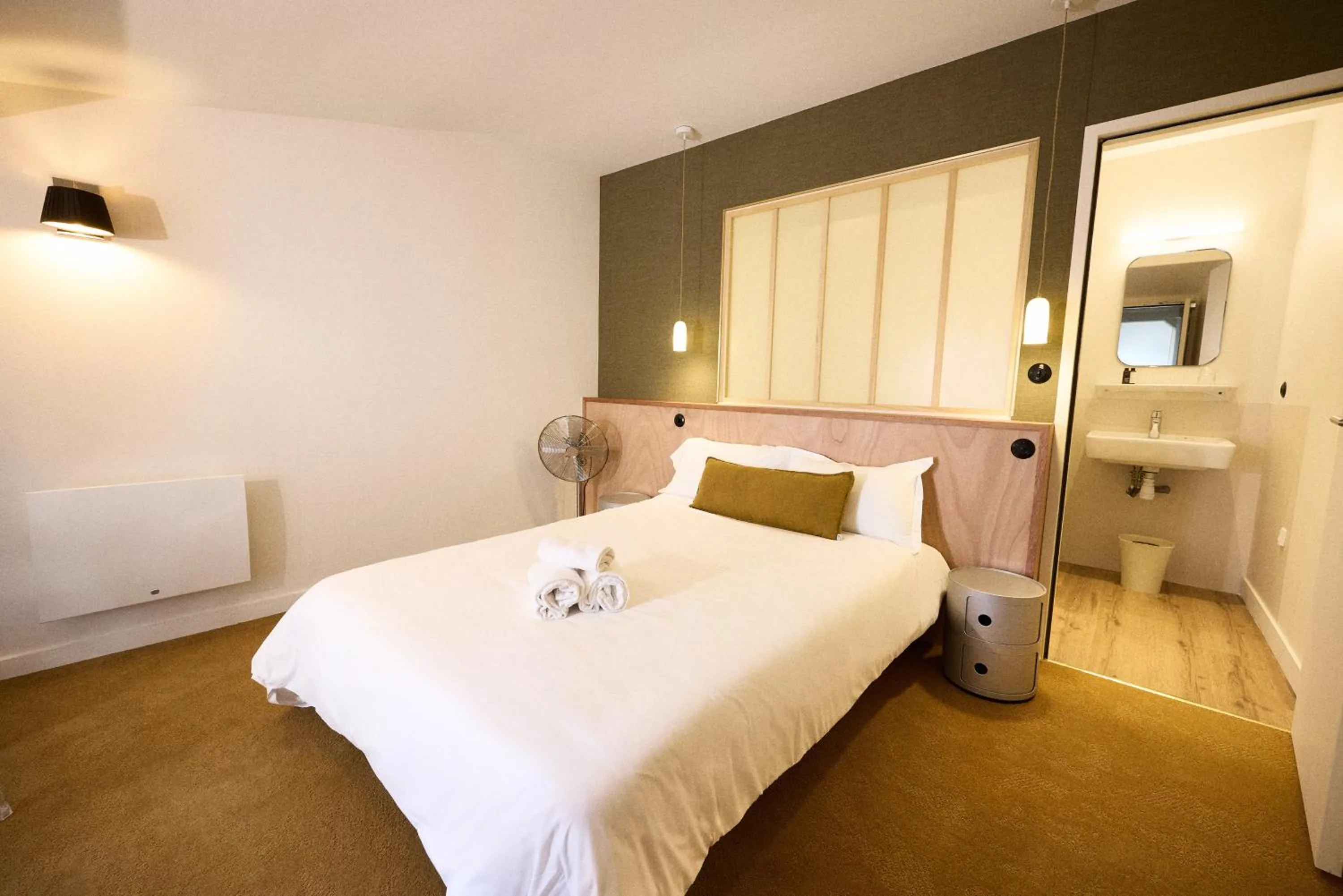 Photo of the whole room, Bed in Hôtel Henri IV