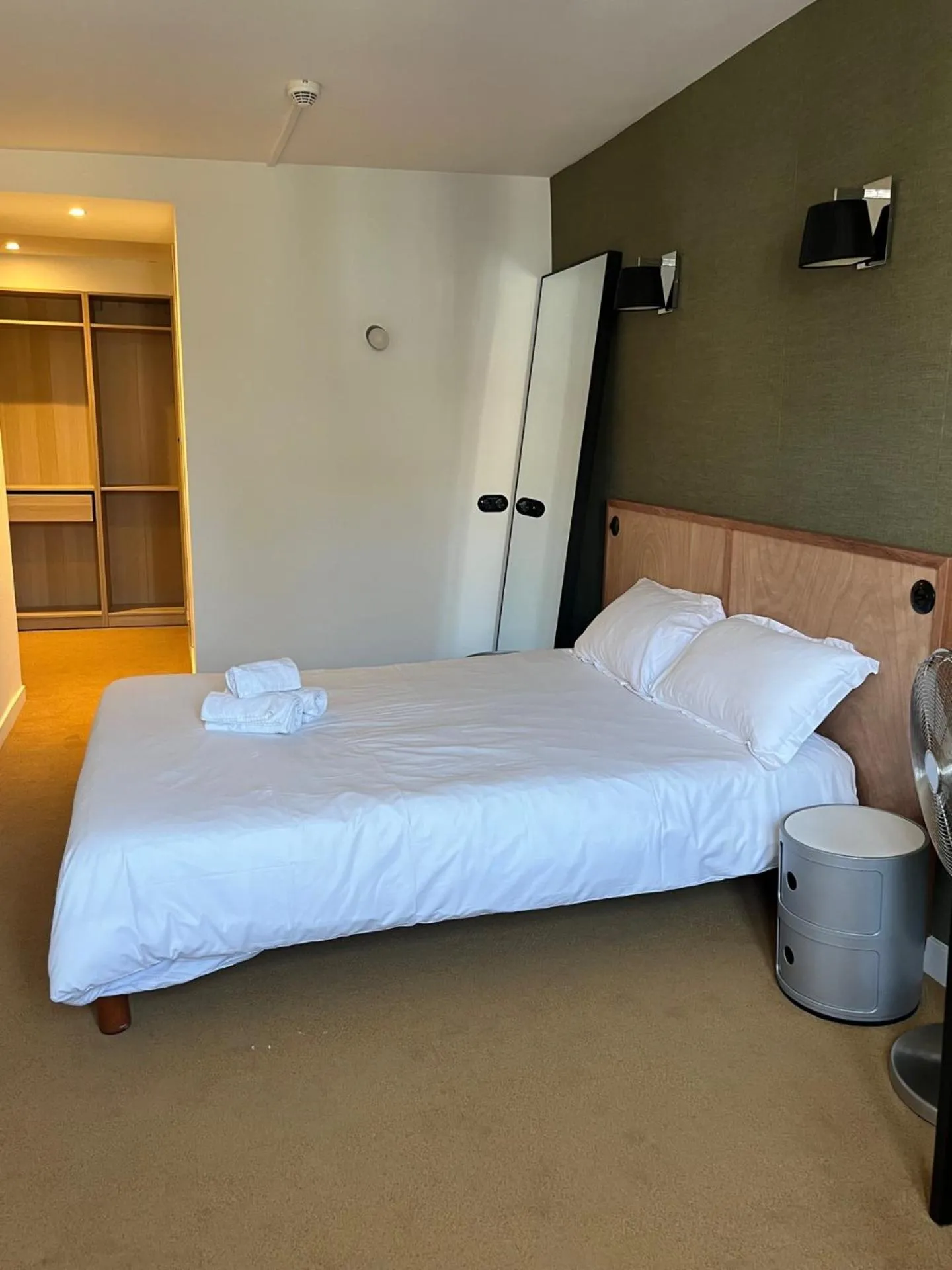 Shower, Bed in Hôtel Henri IV