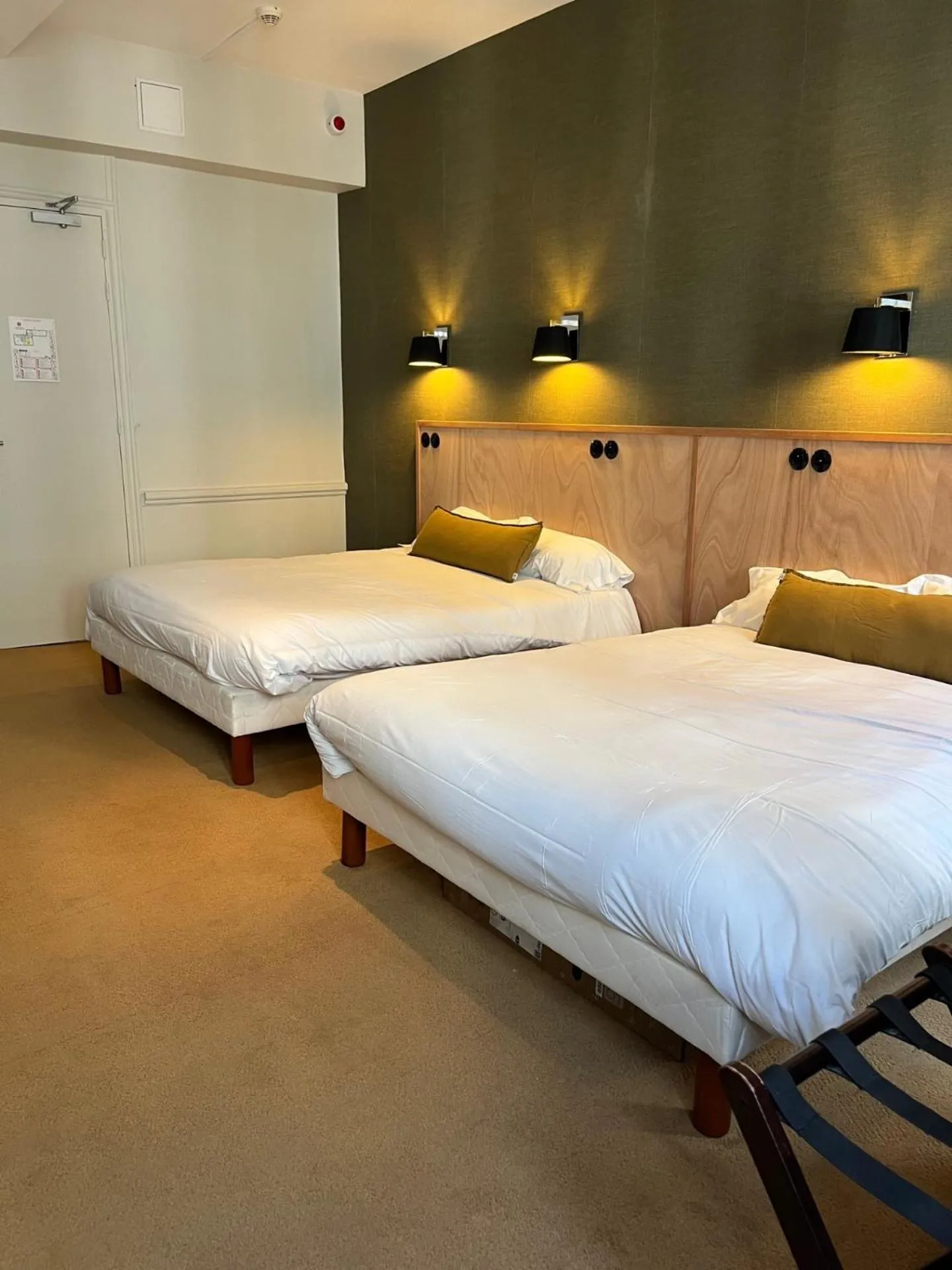 Photo of the whole room, Bed in Hôtel Henri IV