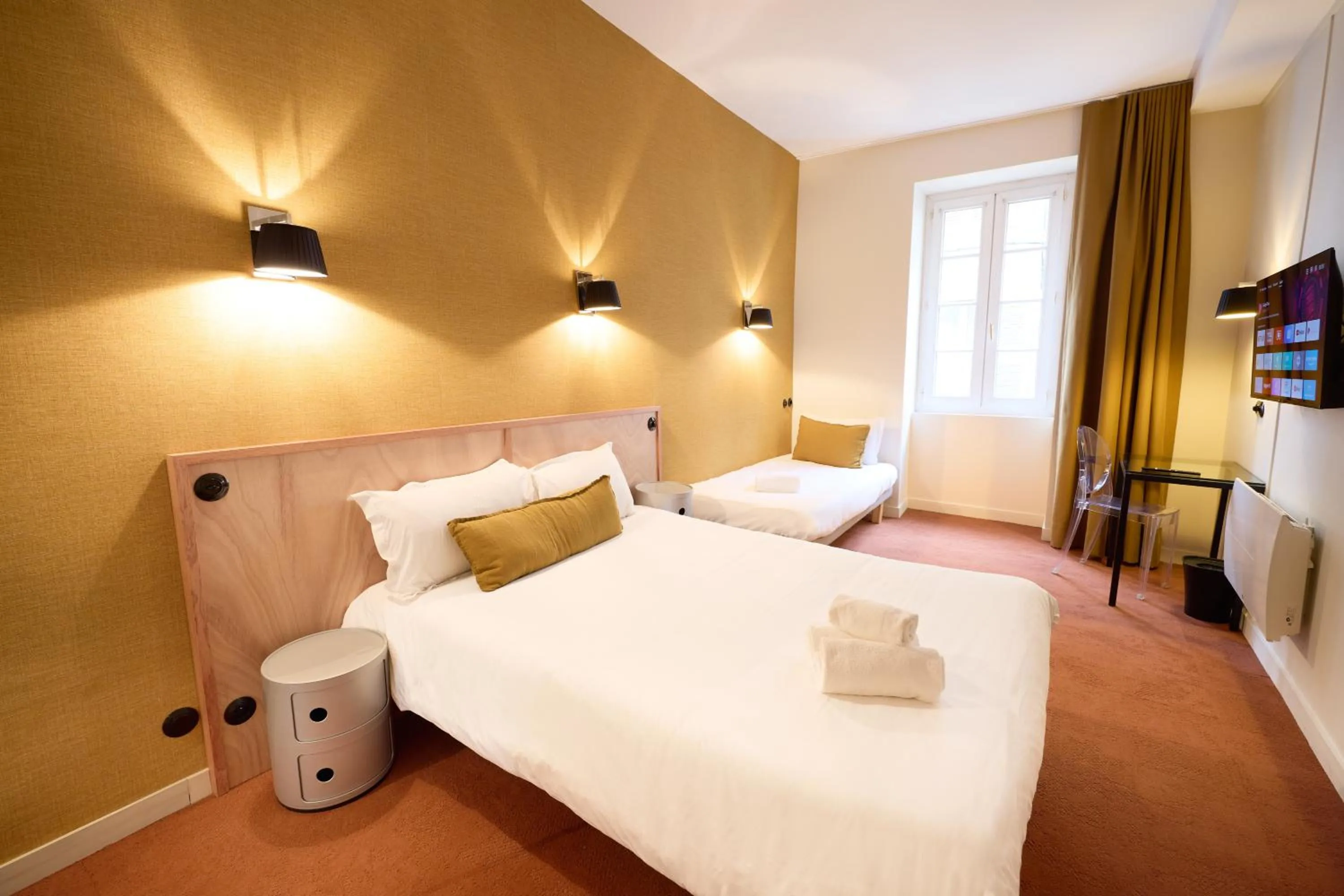 Photo of the whole room, Bed in Hôtel Henri IV